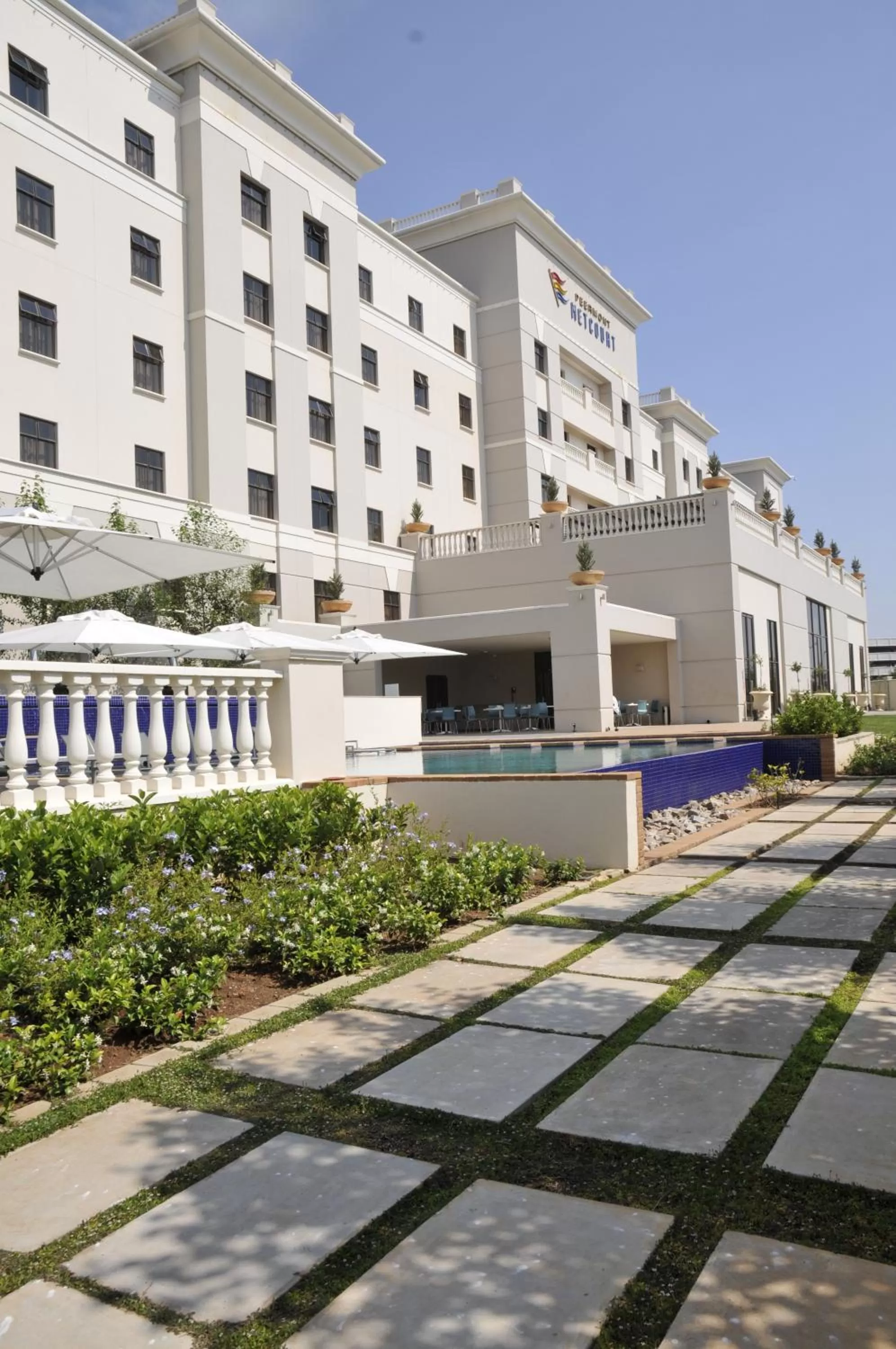 Property building in Metcourt at Emperors Palace