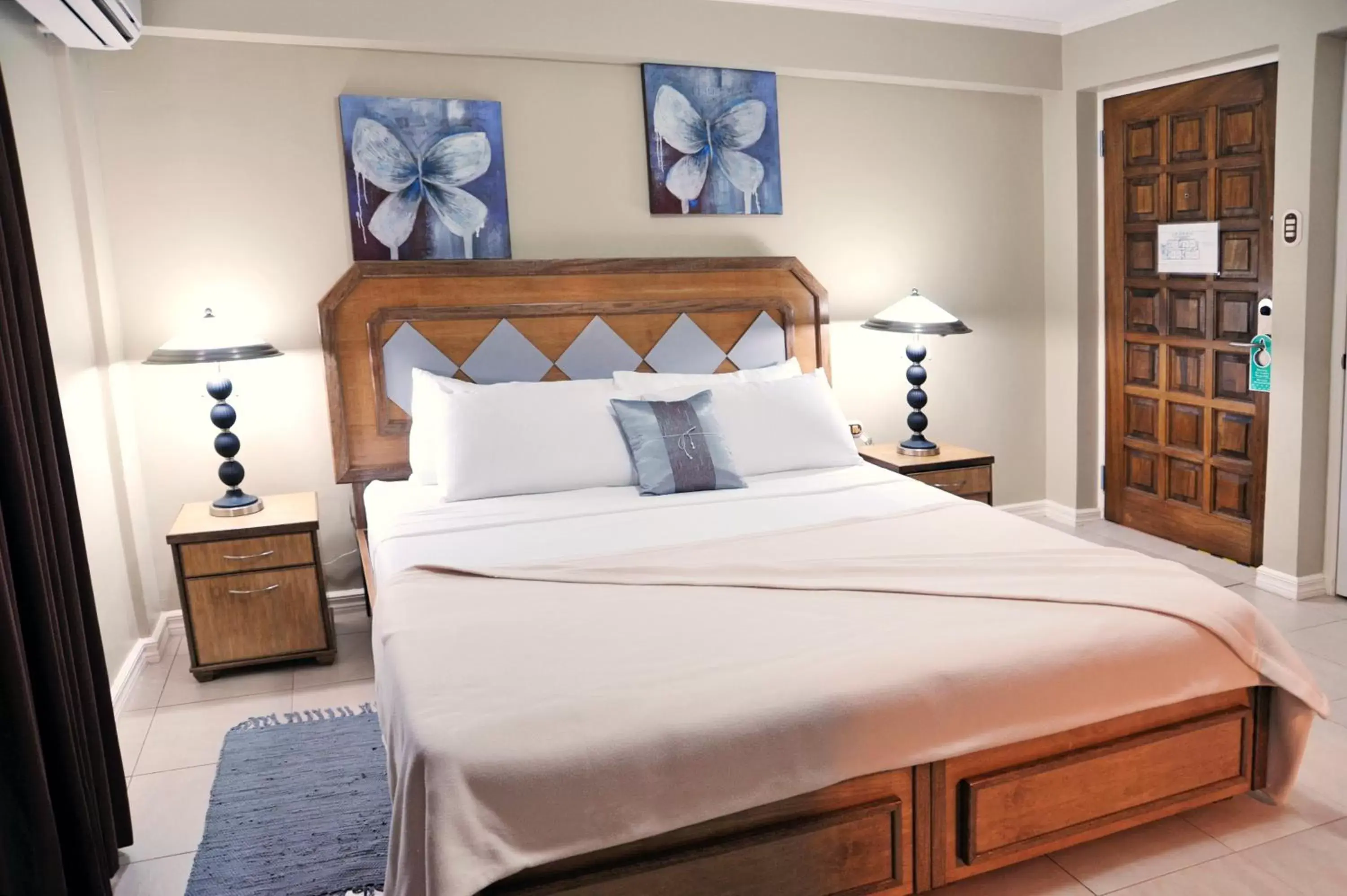 Superior King Room in Culture Crossroads Inn Superior King Room in Culture Crossroads Inn