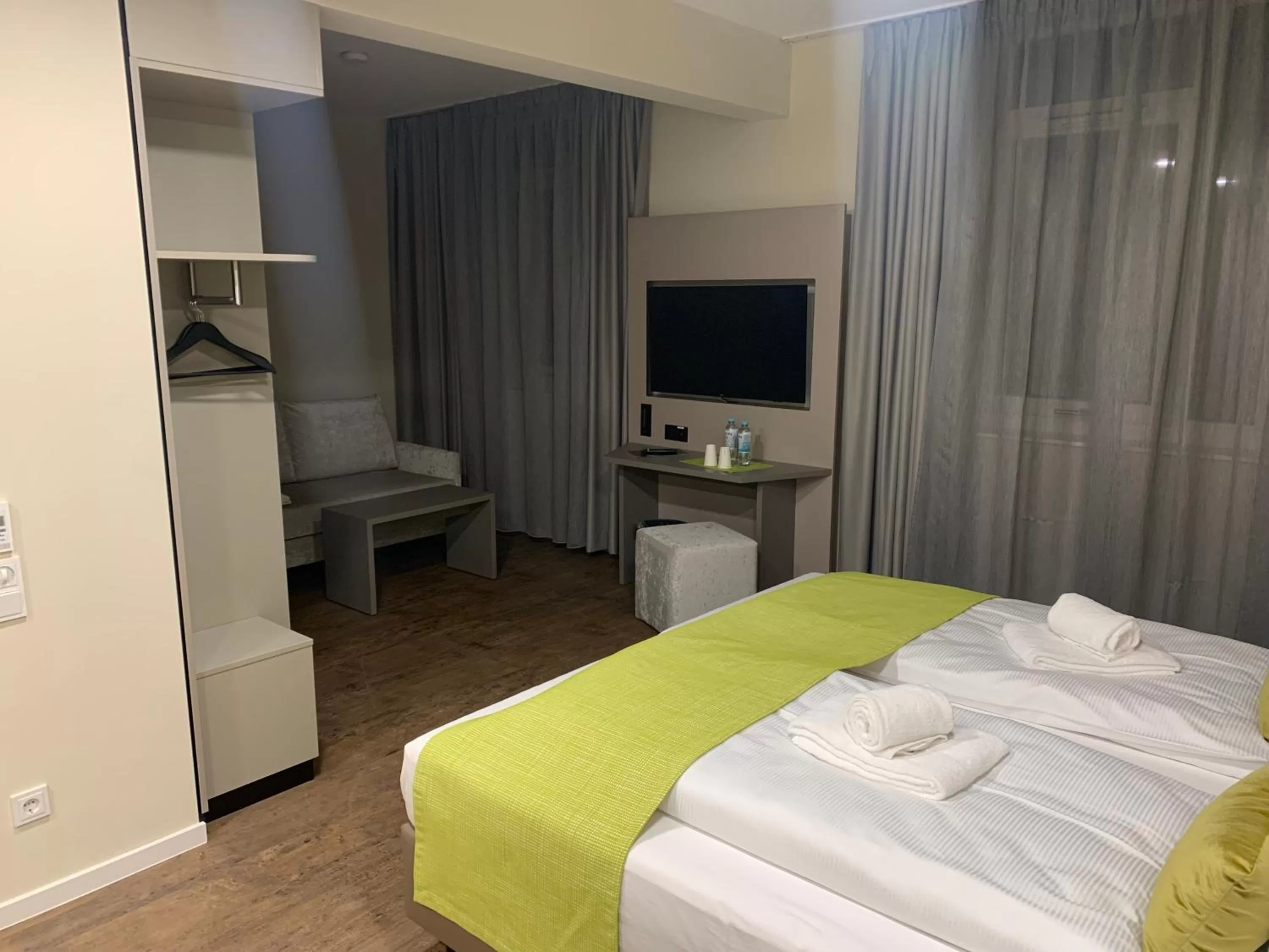 Bed, TV/Entertainment Center in th Hotel Leipzig Messe