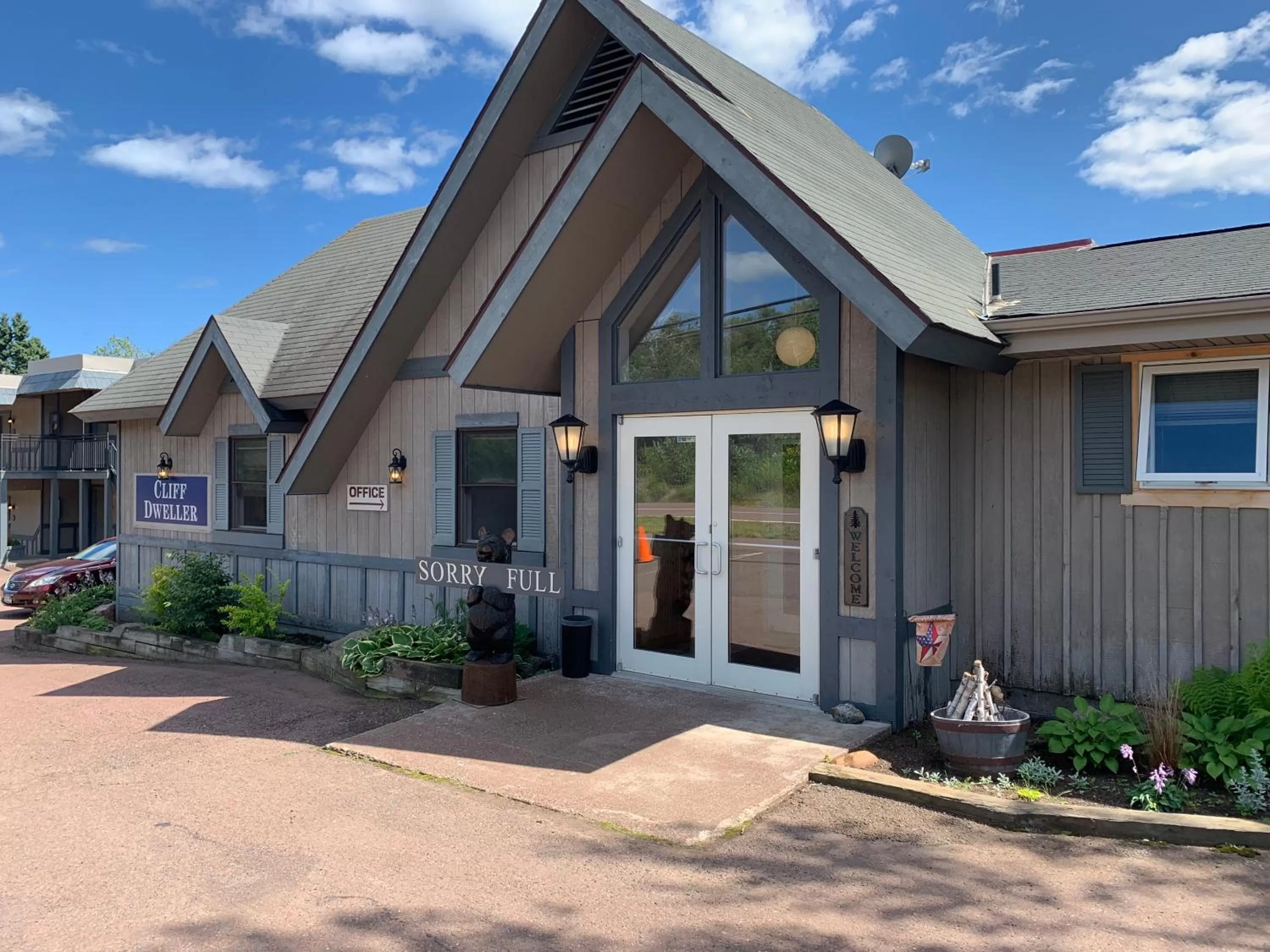Facade/entrance, Property Building in Cliff Dweller on Lake Superior