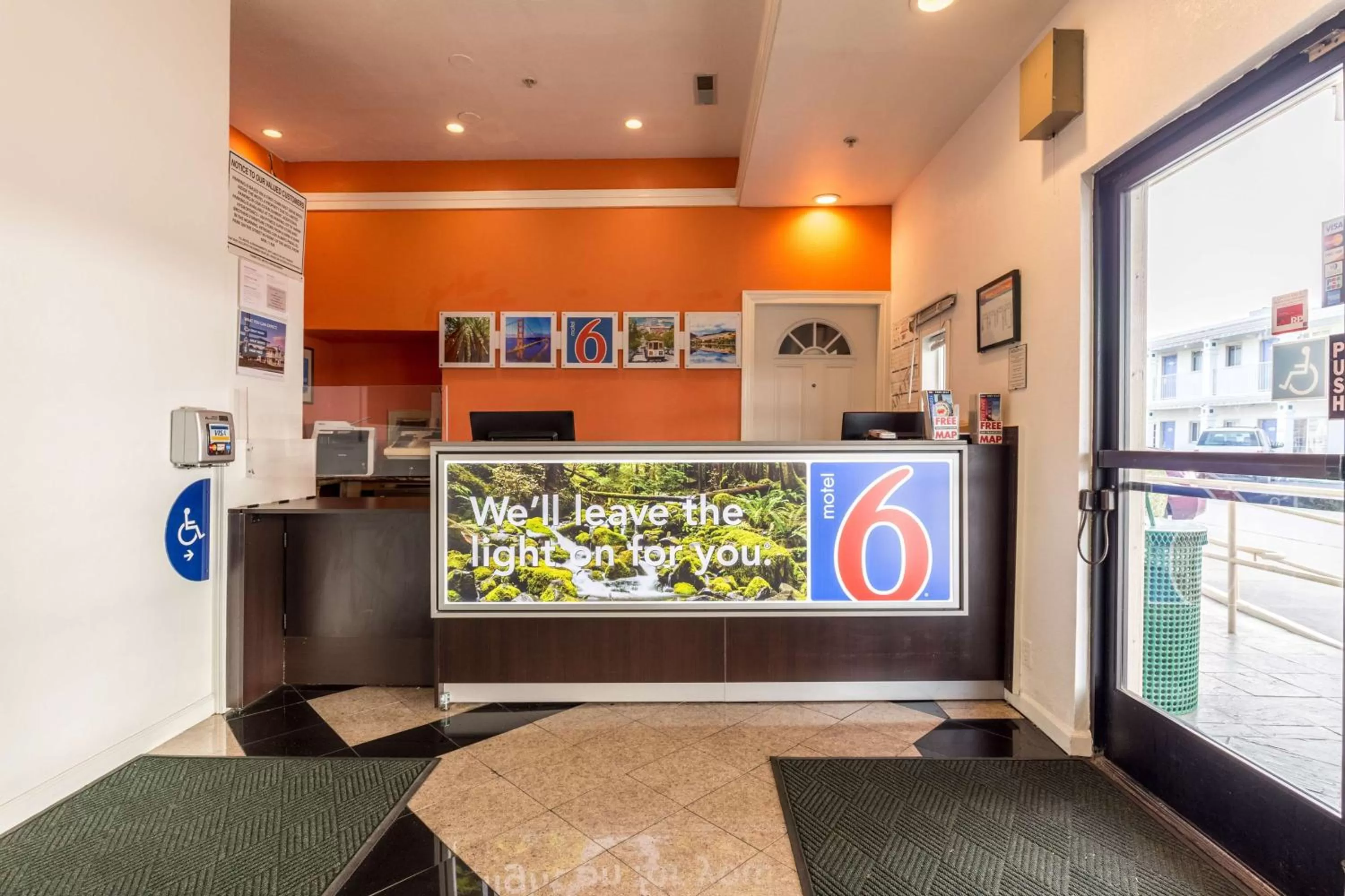 Lobby or reception in Motel 6 San Rafael