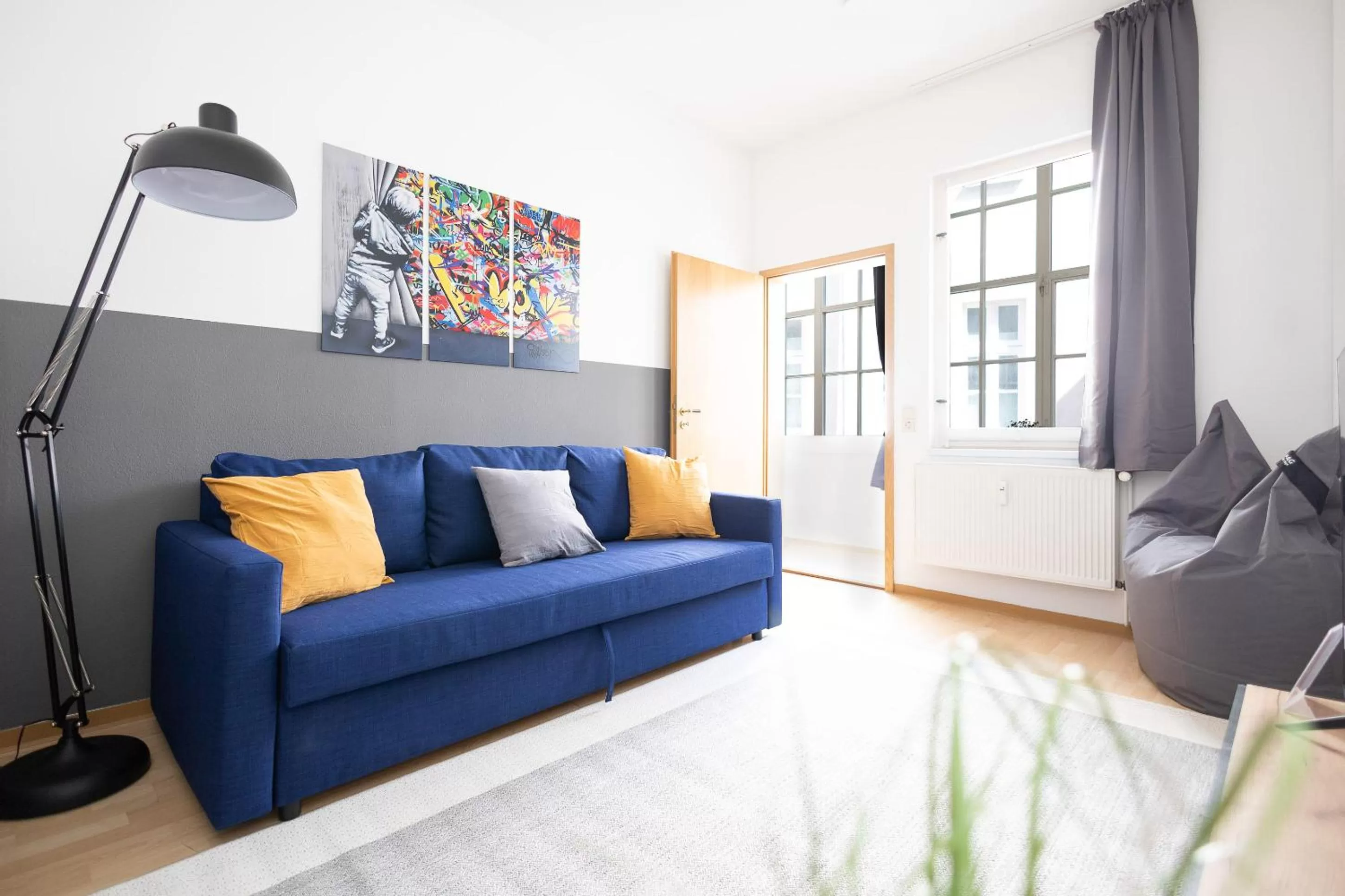 Living room, Seating Area in Ko-Living Space an der Oper - Street Art Design Apartments