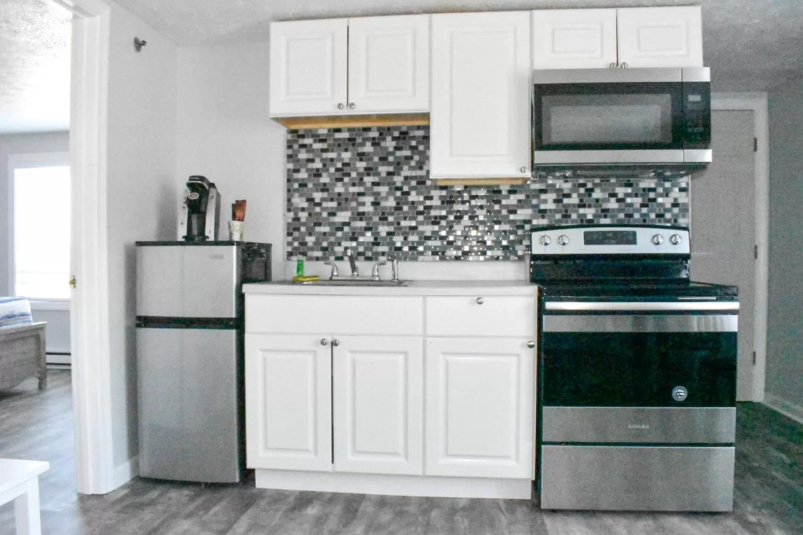 Kitchen or kitchenette in The Grand Beach Inn