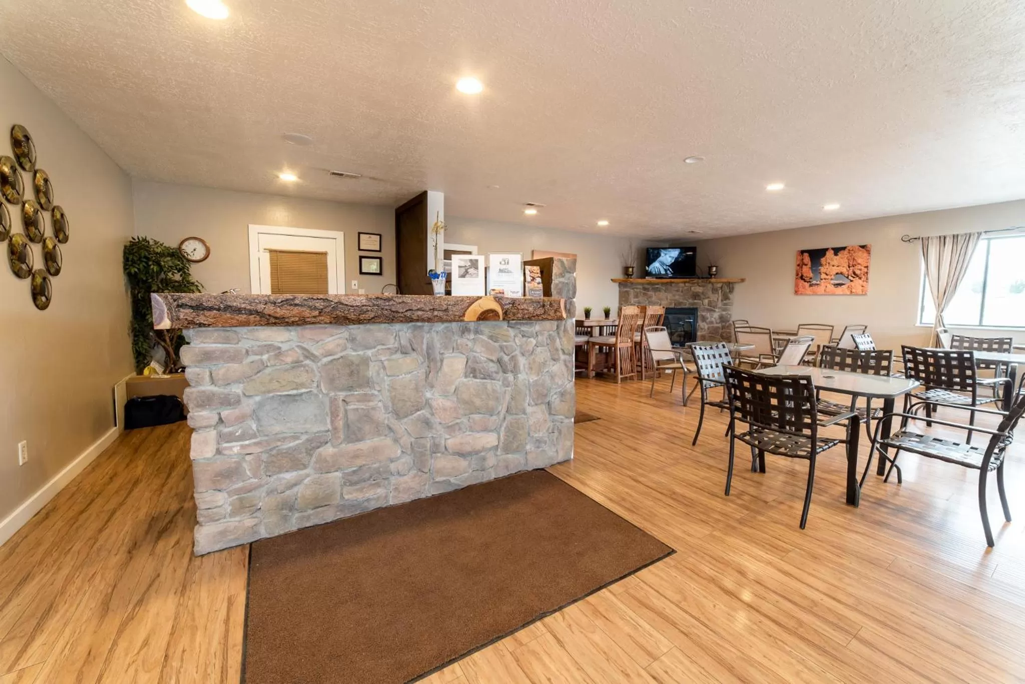 Restaurant/Places to Eat in Red Ledges Inn