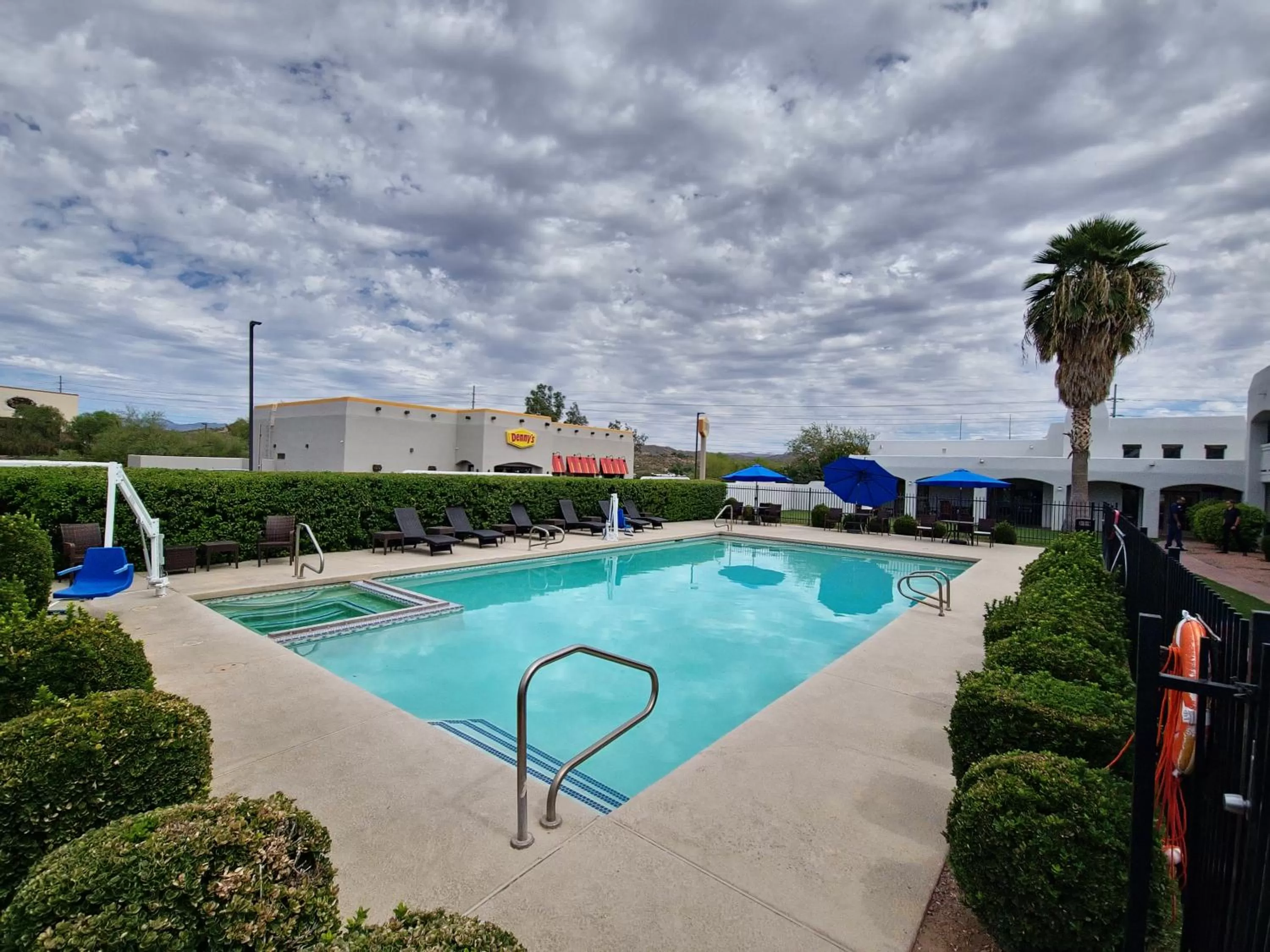 Garden in Los Viajeros Inn