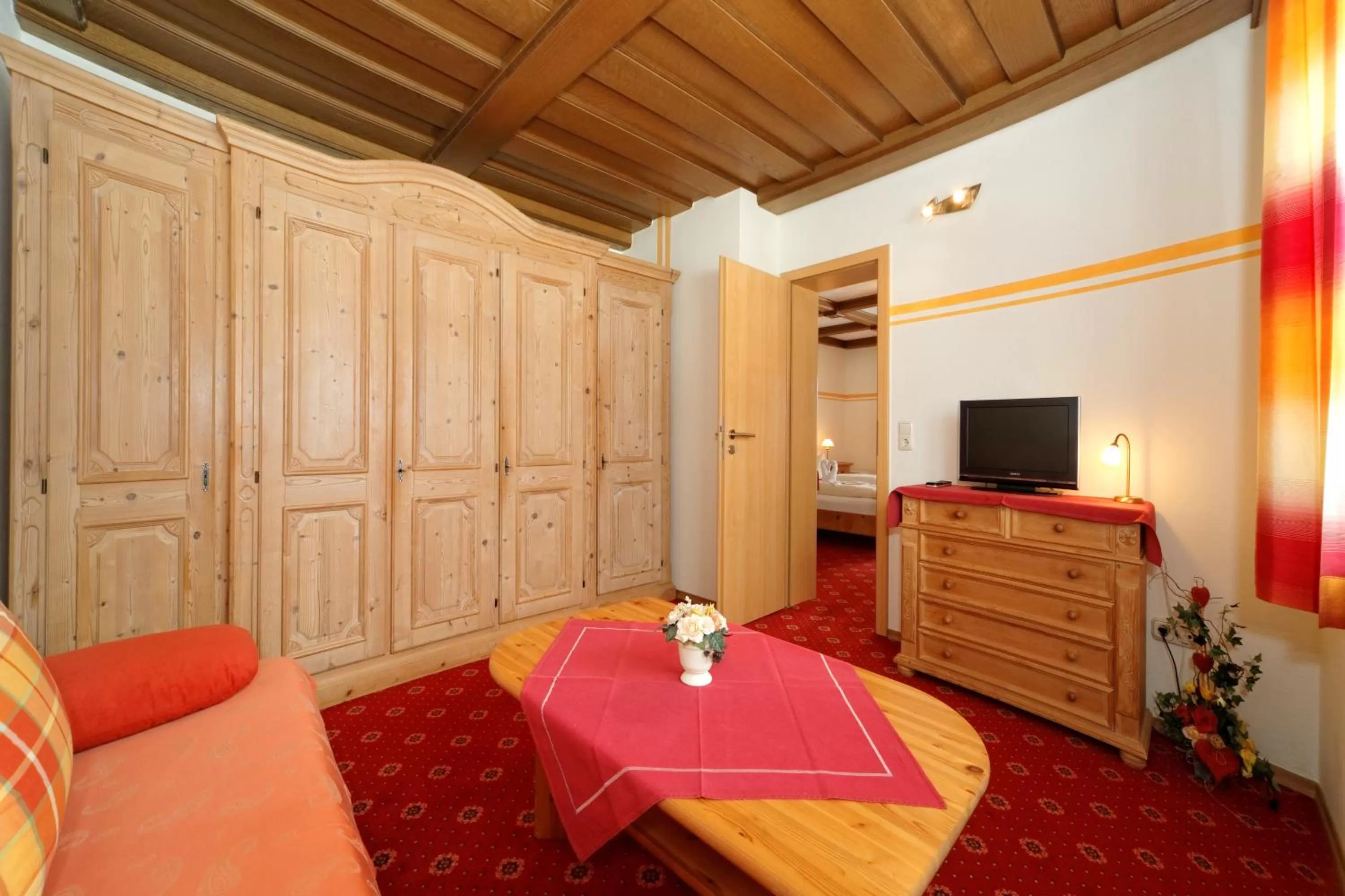 TV and multimedia, TV/Entertainment Center in Hotel "Haus am Berg"