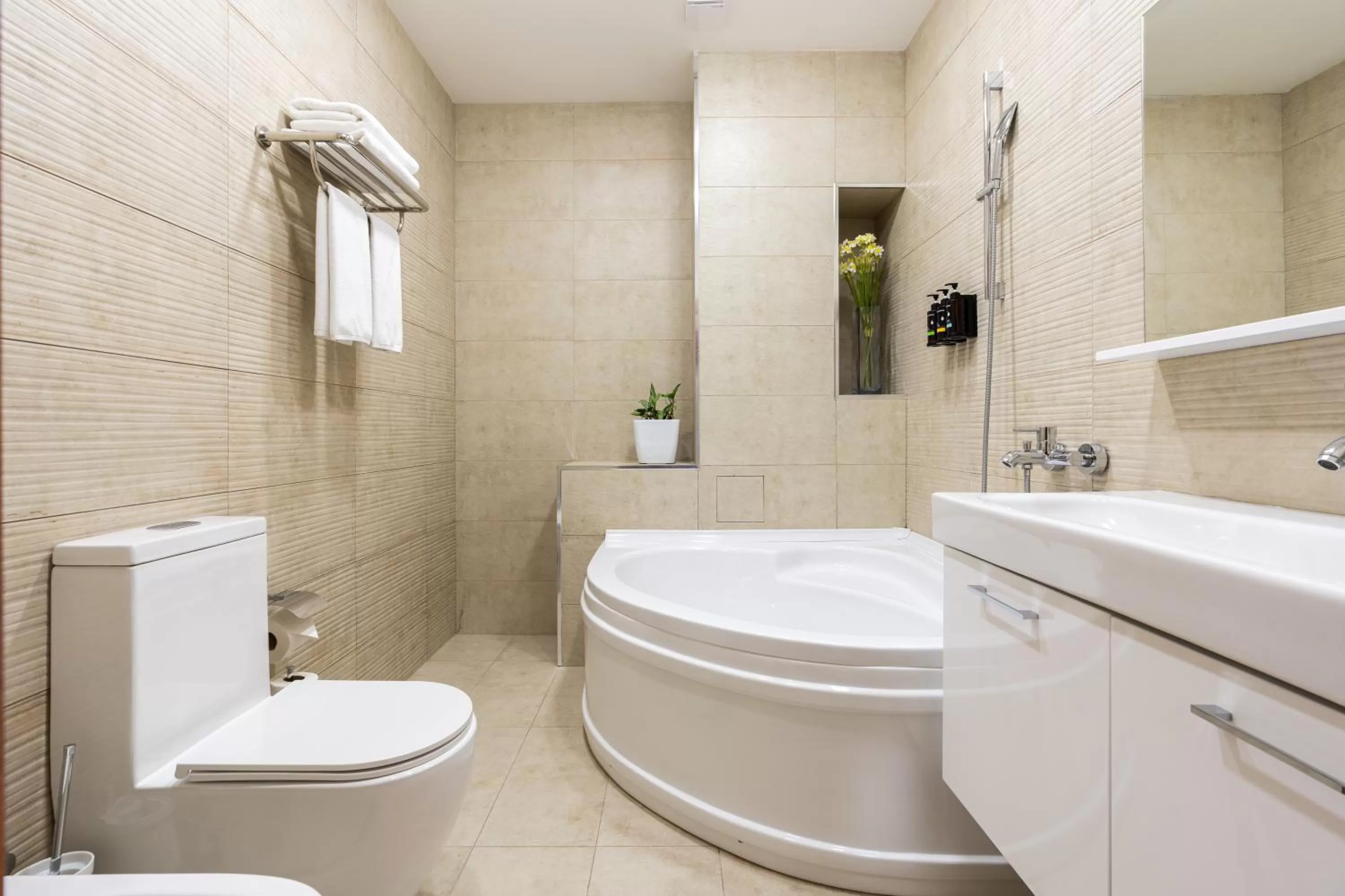 Toilet in Shamsan Airport Hotel