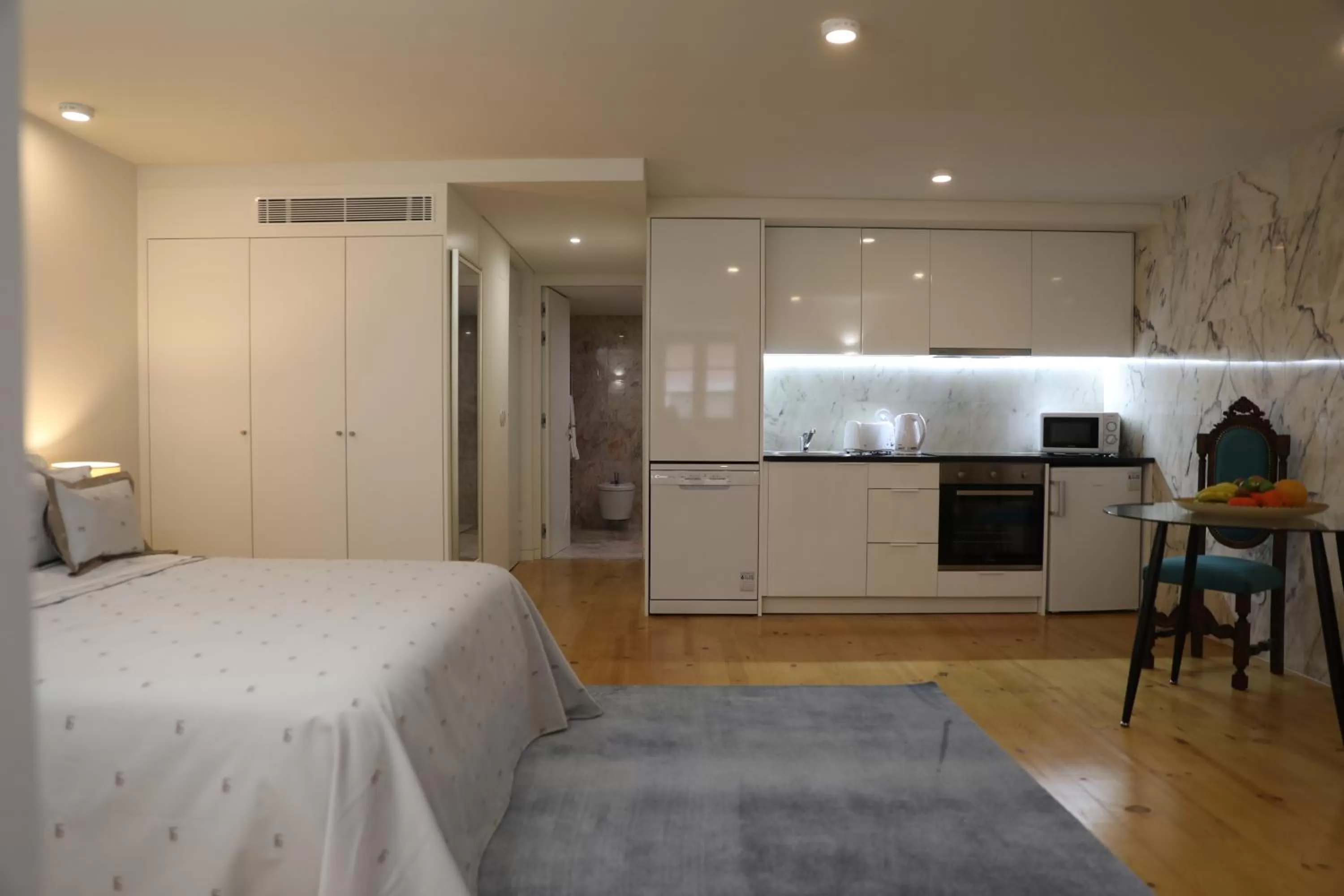 Bed, Kitchen/Kitchenette in TM Luxury Apartments Lisbon