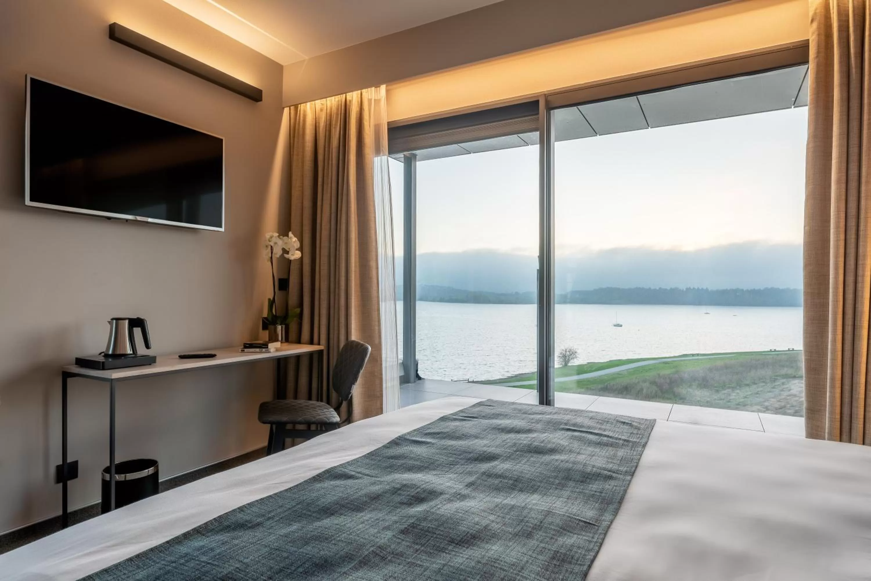 Photo of the whole room, Bed in Golden Lakes Hotel