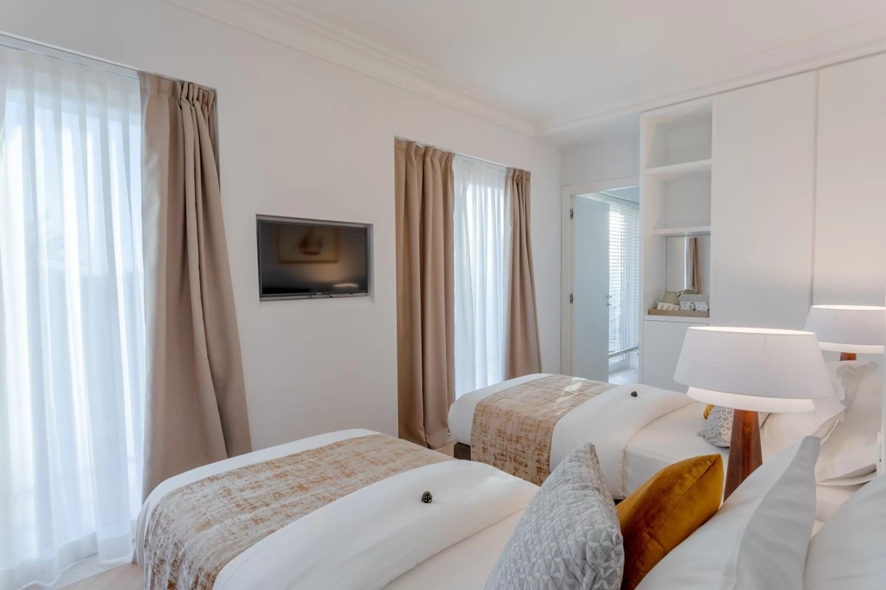 Bathroom, Bed in Porto Romano - The Marina Resort