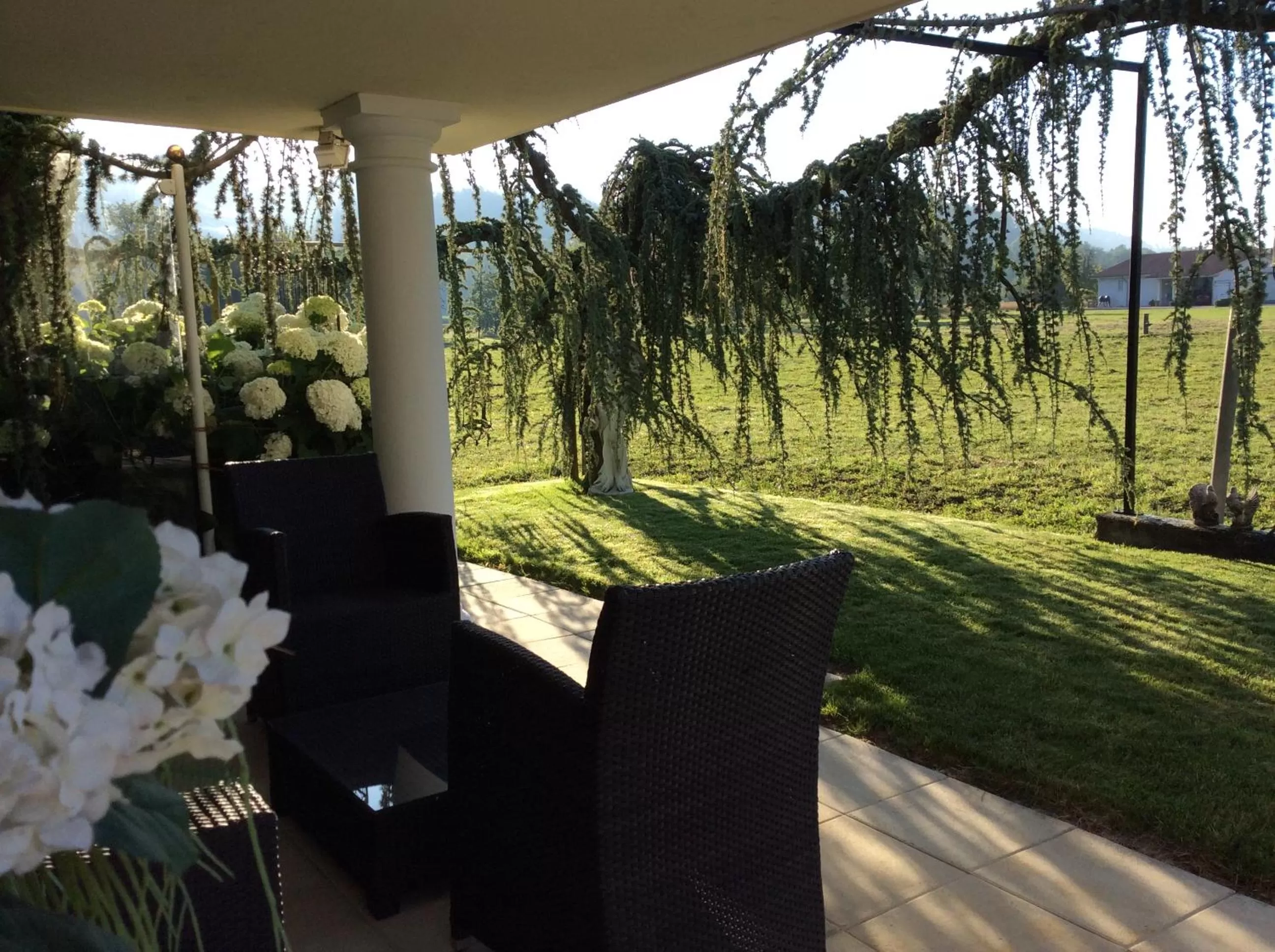 Property building in Landcafe mit Mini Hotel