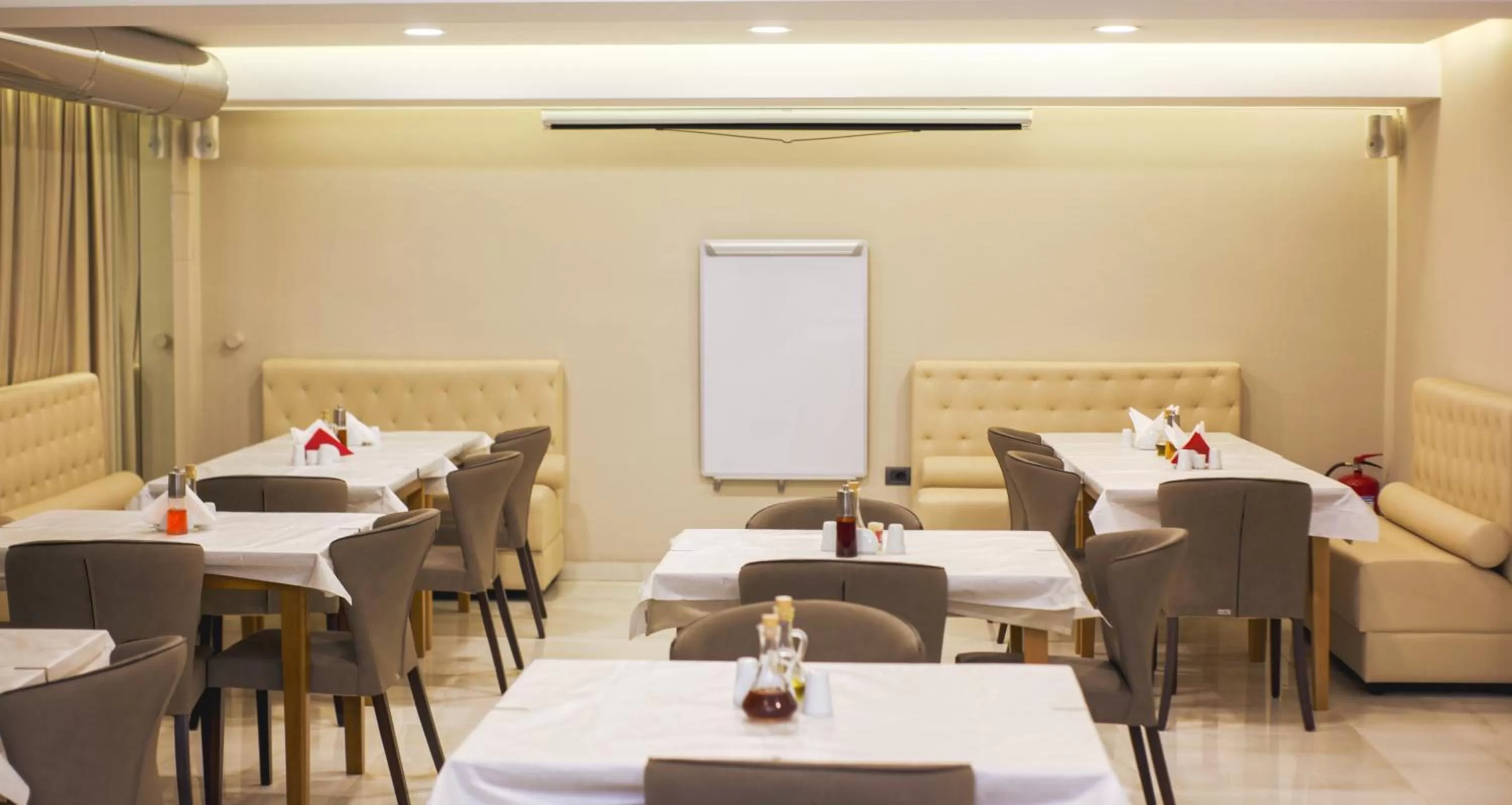 Restaurant/places to eat in Senator Hotel