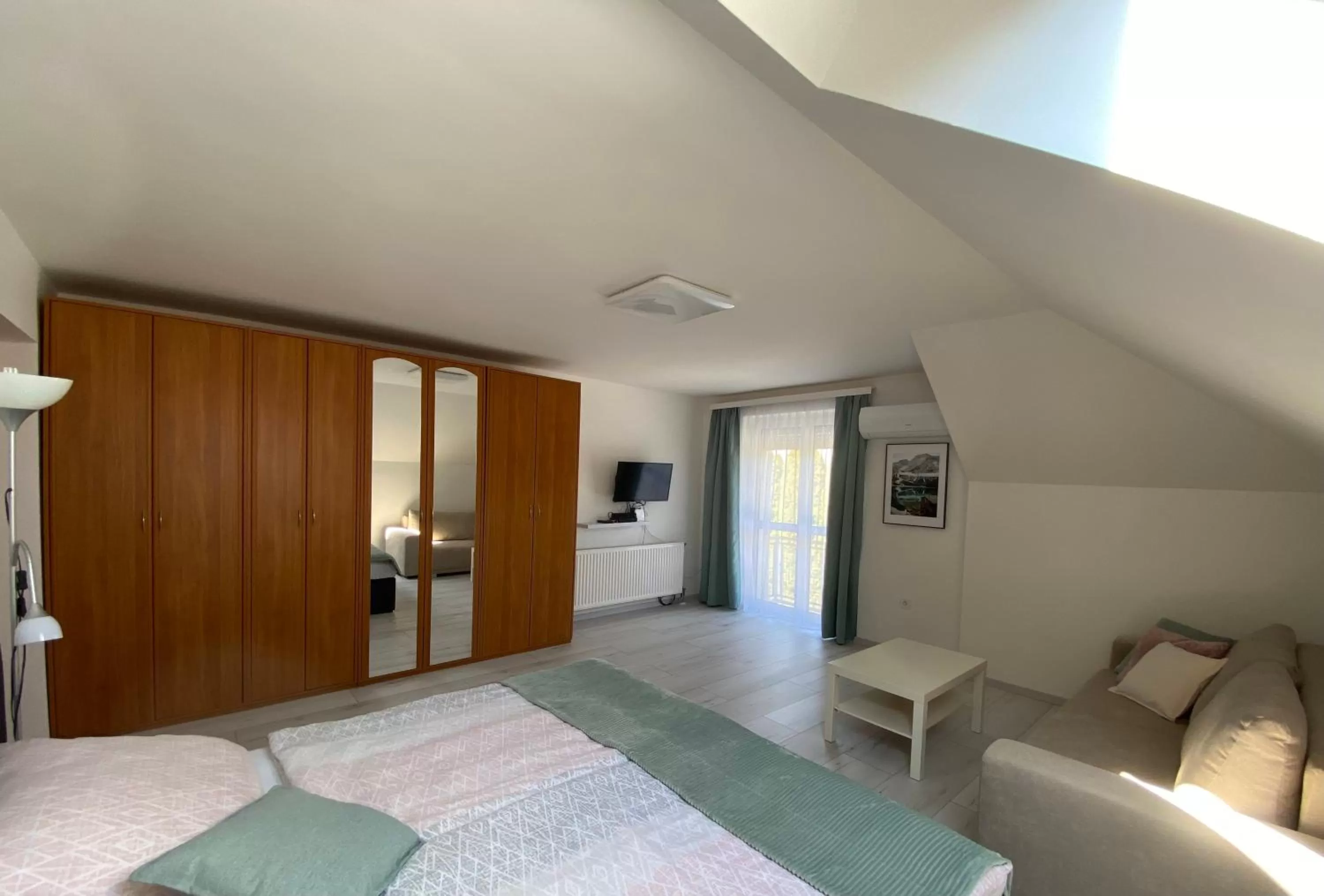 Photo of the whole room, Bed in Villa Tara Bük