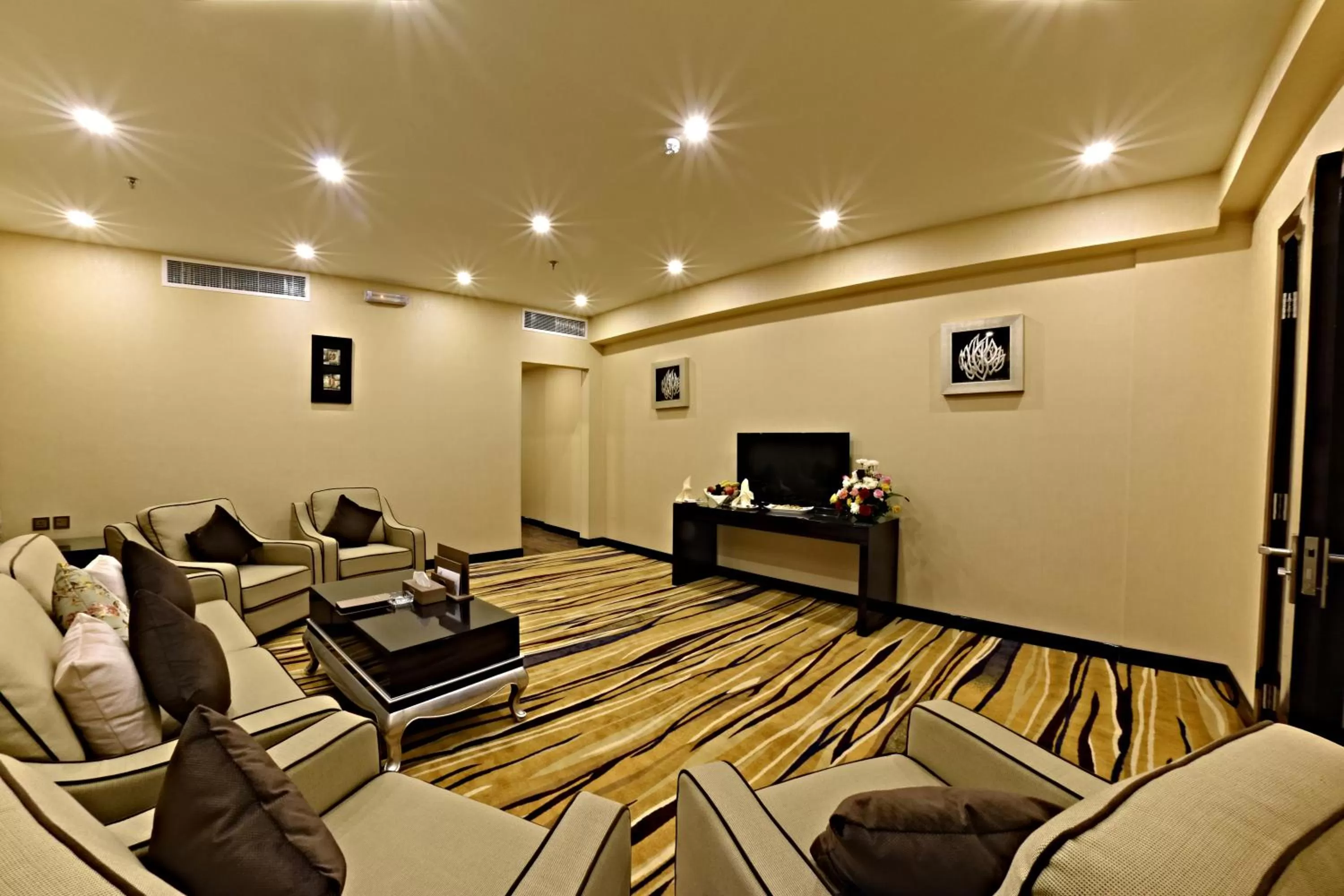 Living room in Garden Plaza Hotel