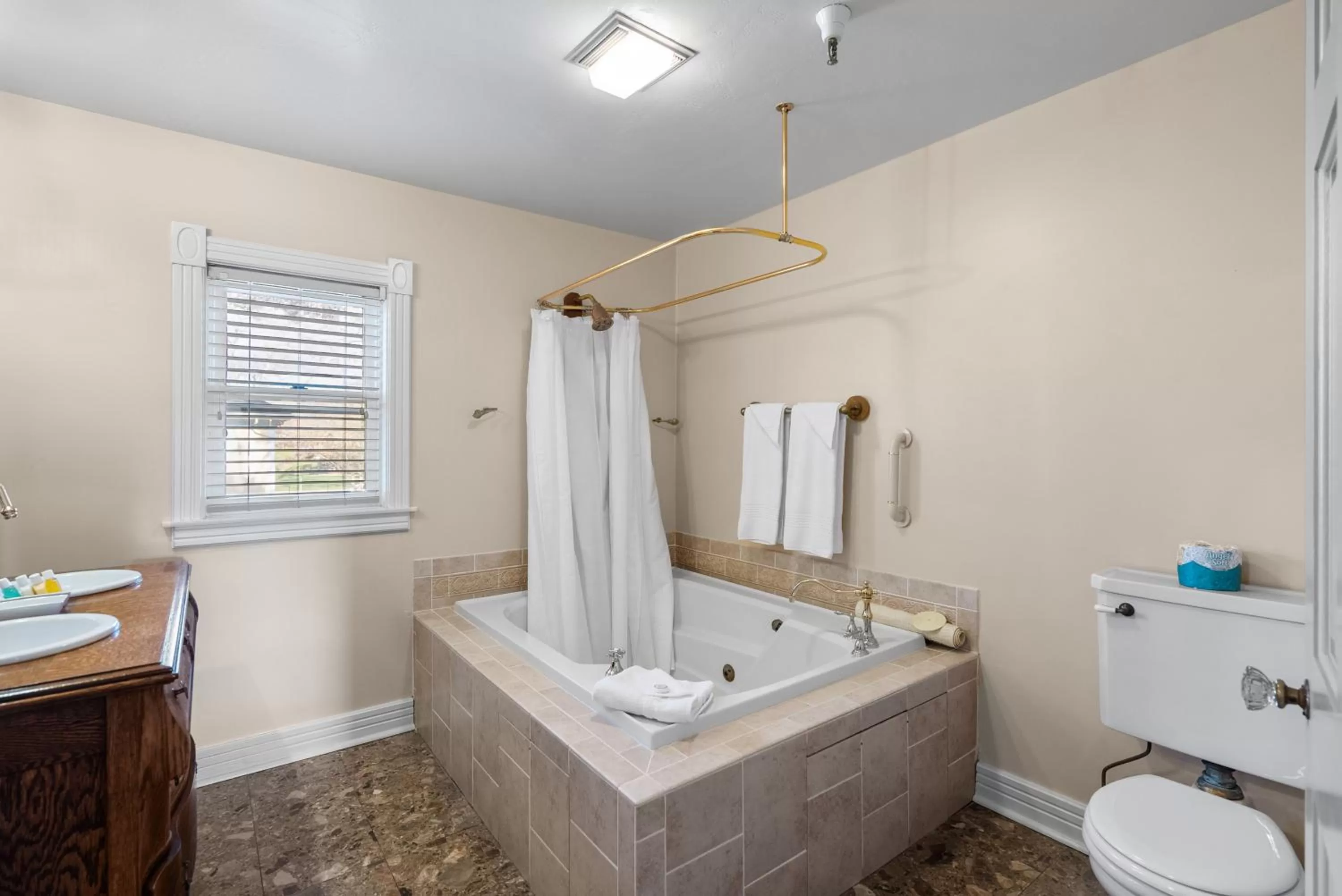 Bathroom in Hennessey House Bed and Breakfast