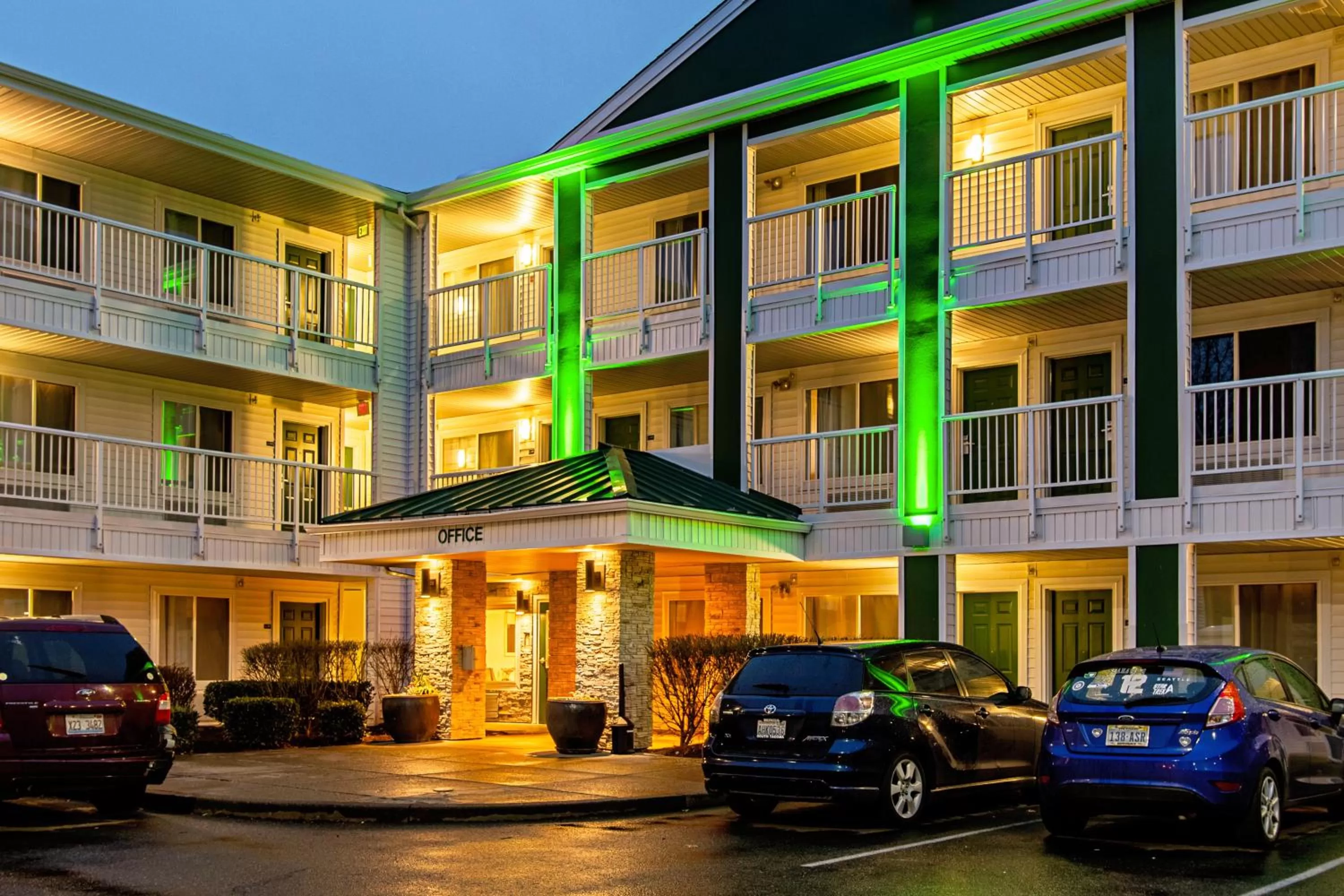 Property building in HomeTowne Studios by Red Roof Tacoma - Puyallup