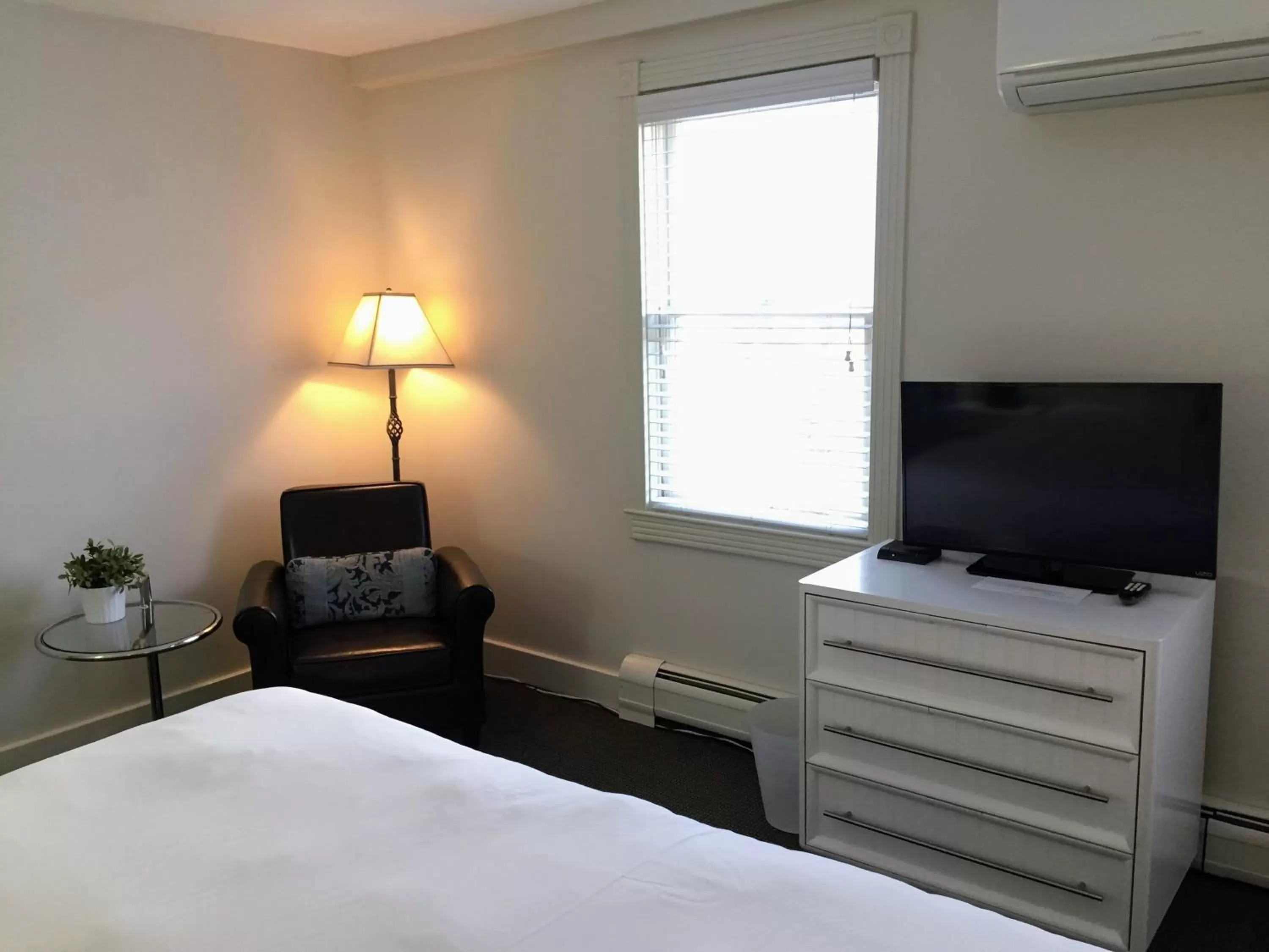 Seating area, Bed in Pilgrim House