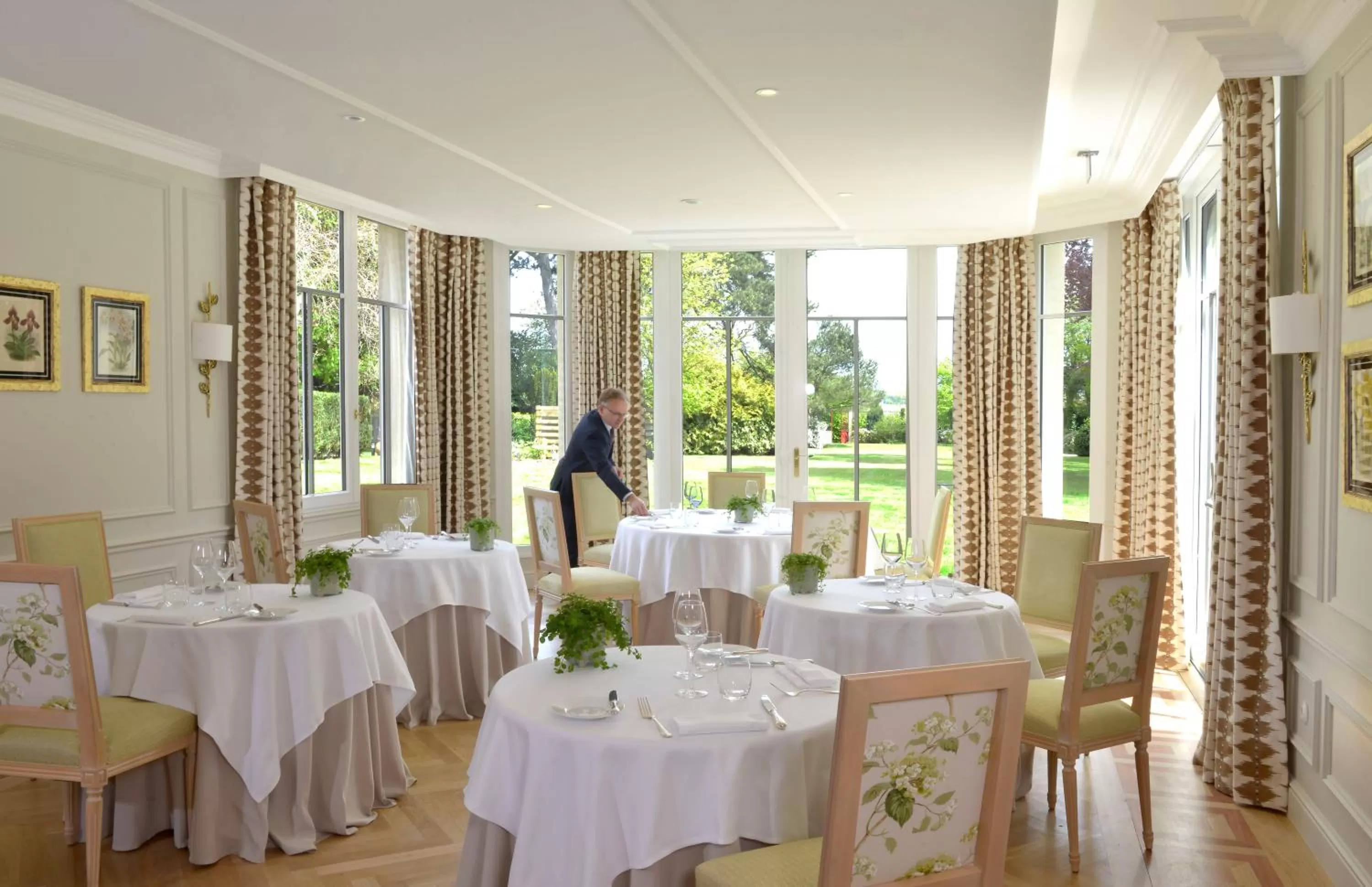 Restaurant/places to eat in Chateau La Cheneviere