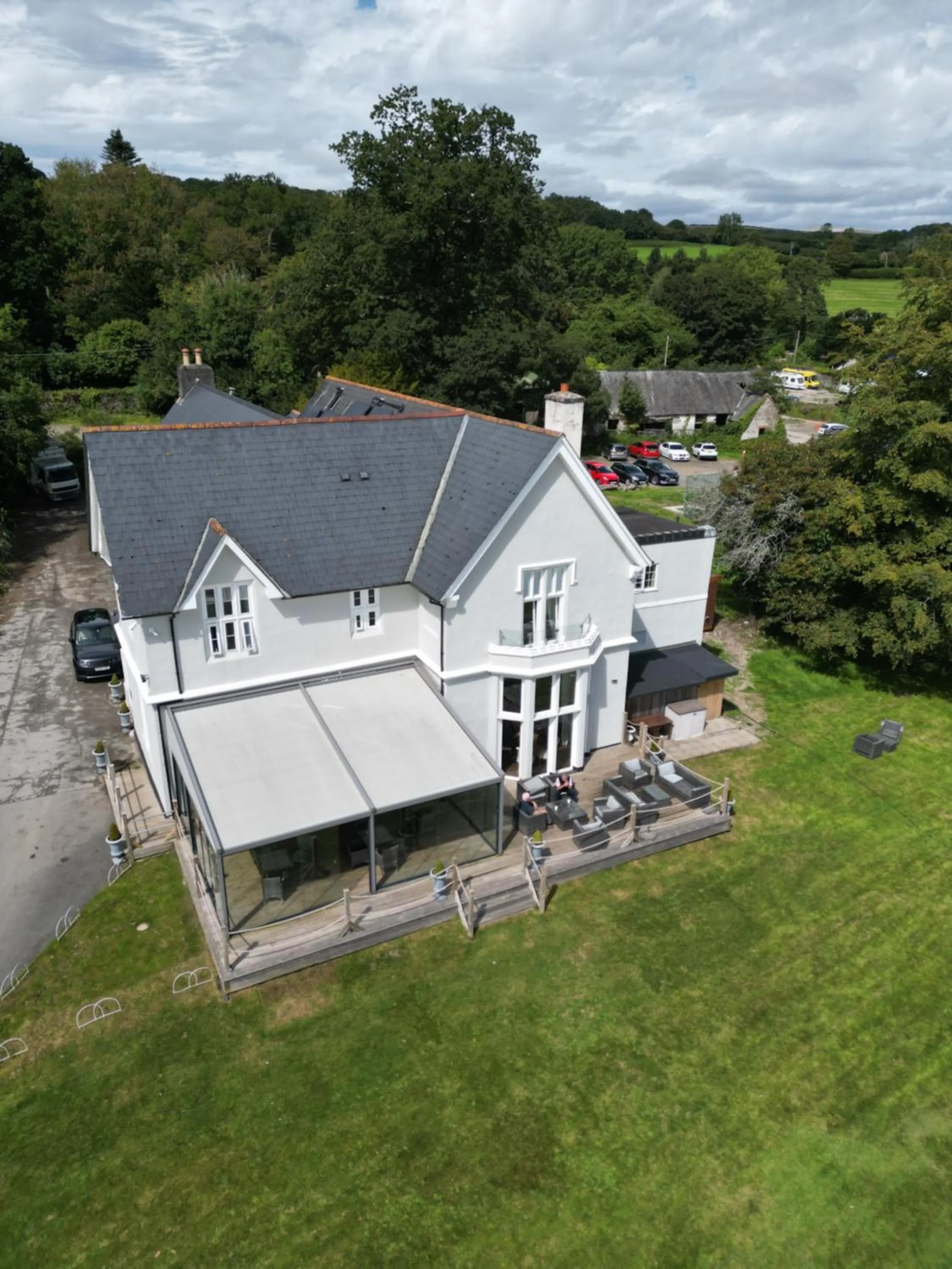 Property building in Welbeck Manor and Golf