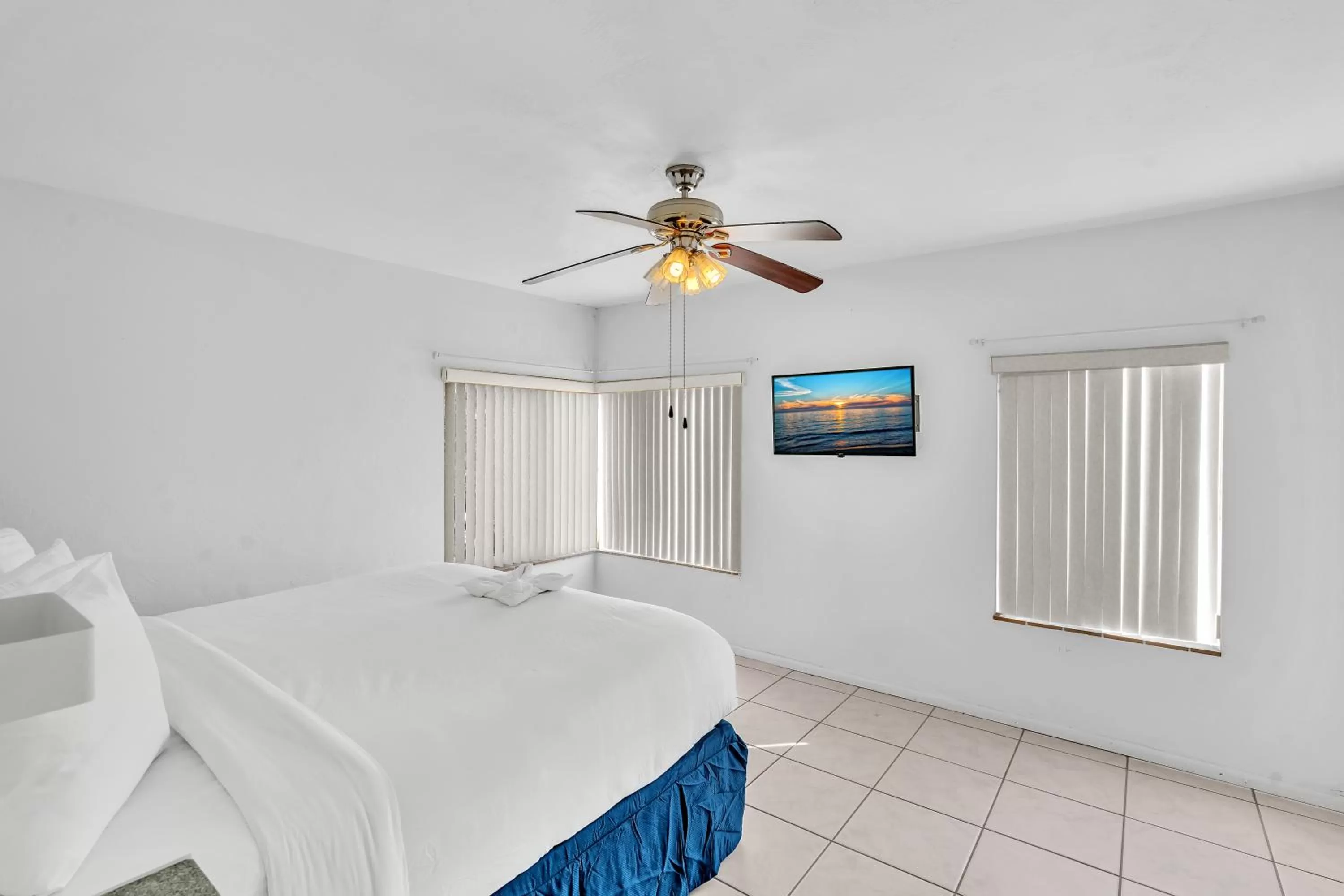 Photo of the whole room, Bed in The Seagull