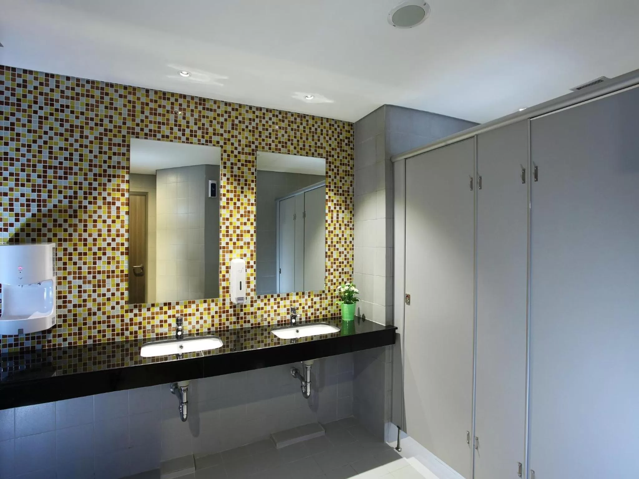 Area and facilities in Zest Airport Jakarta by Swiss-Belhotel International