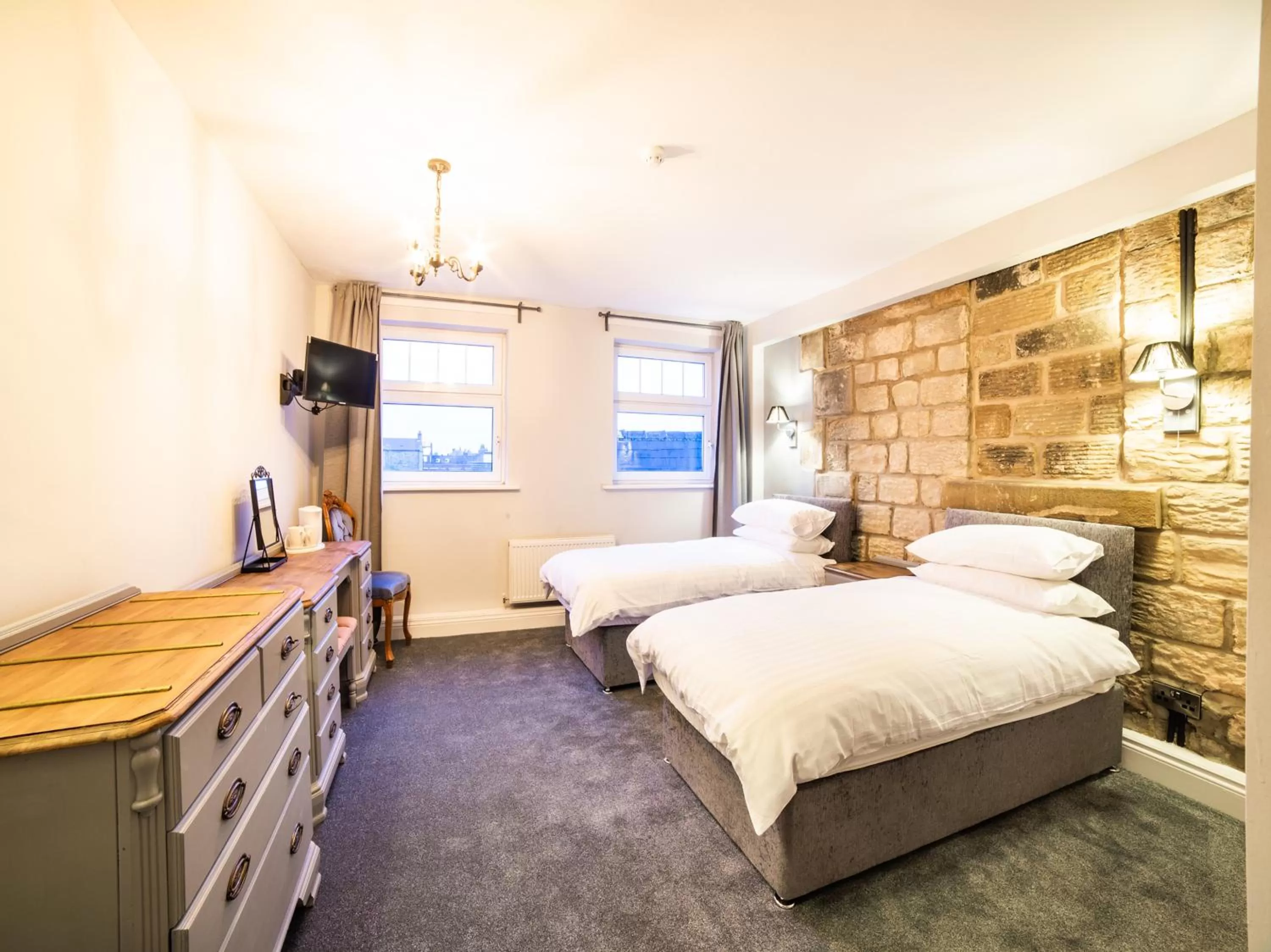 Photo of the whole room, Bed in Churchill's Hotel