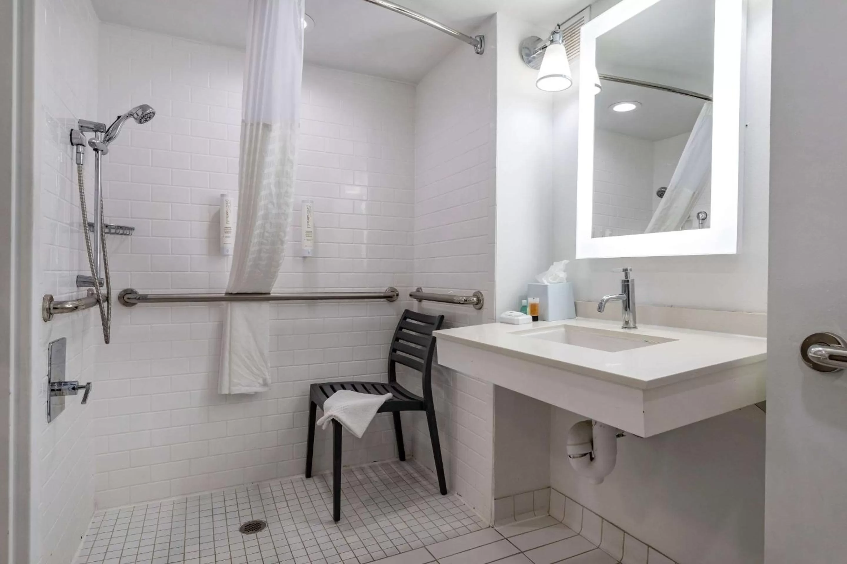 Bedroom, Bathroom in Clarion Pointe Galveston Seawall