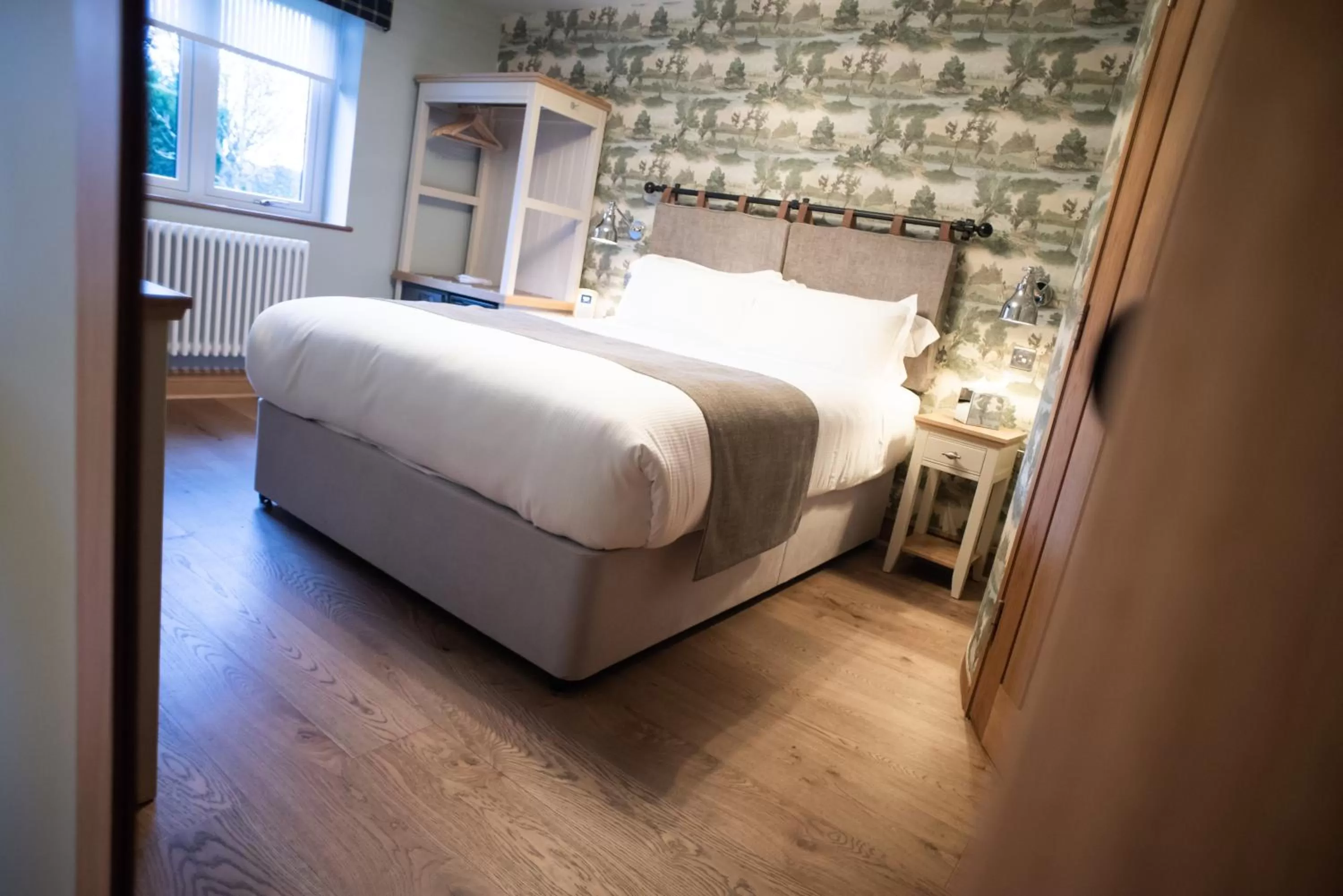 Bed in Cromwell Arms Country Pub with Rooms