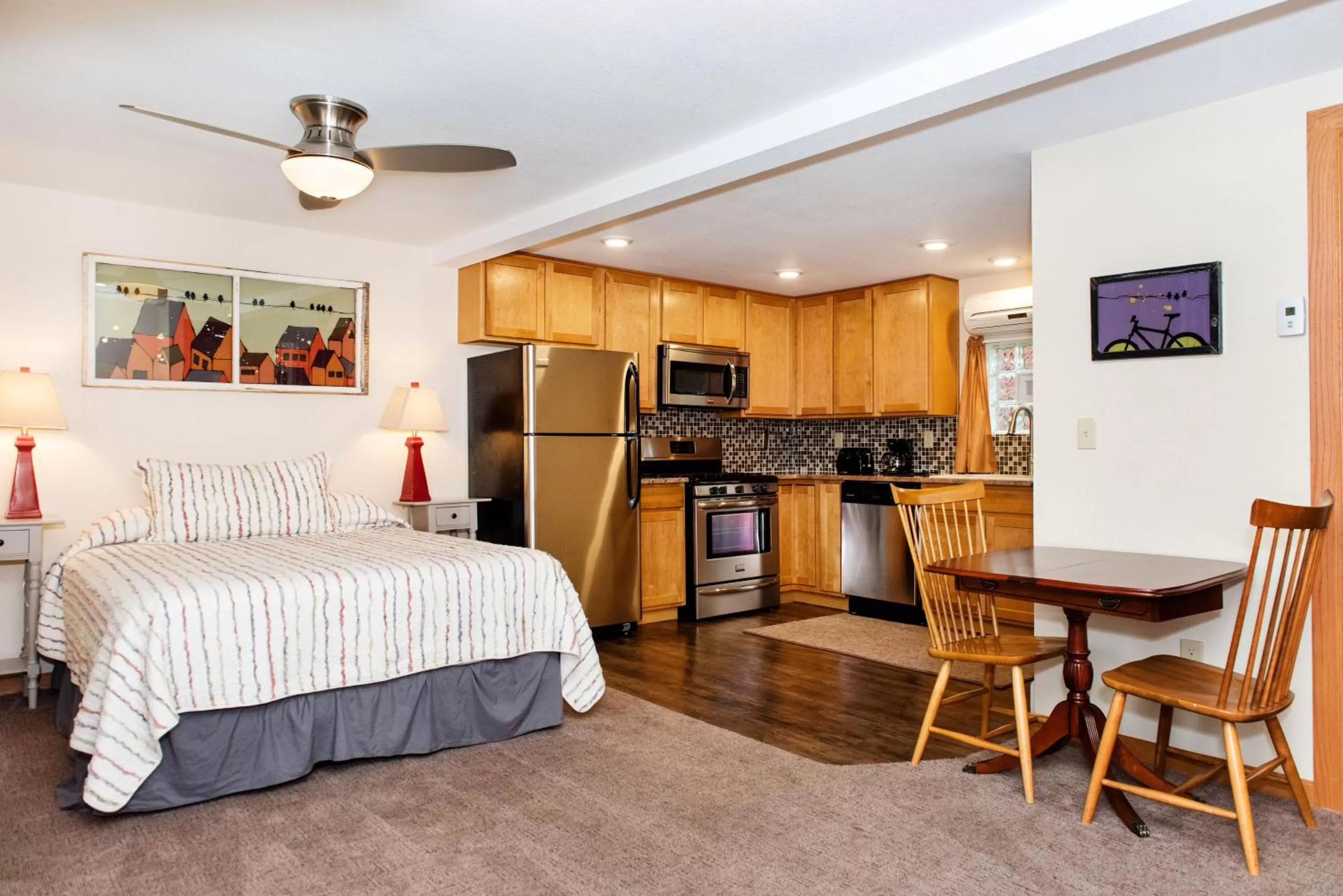 Dining area, Bed in Red Wing Motel