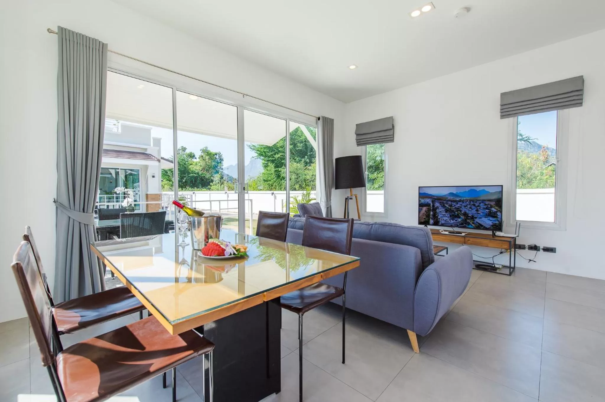 TV and multimedia in Oriental Beach Pearl Resort