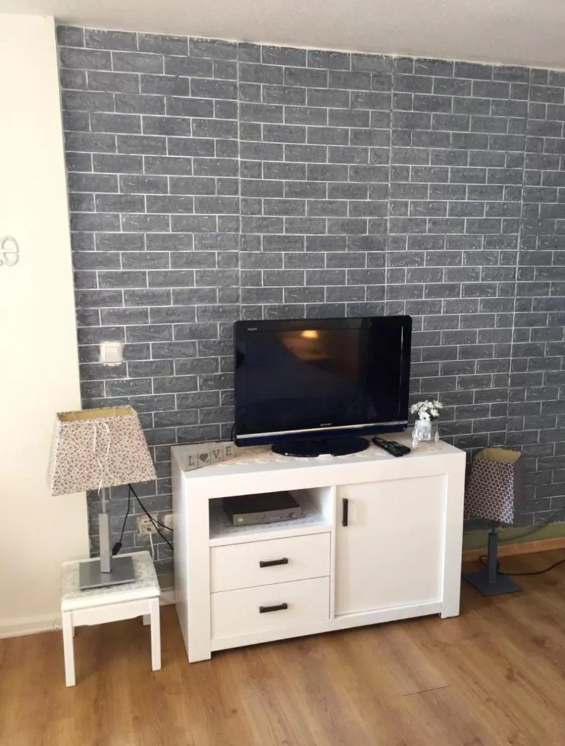 TV and multimedia, TV/Entertainment Center in Raphael Apartments