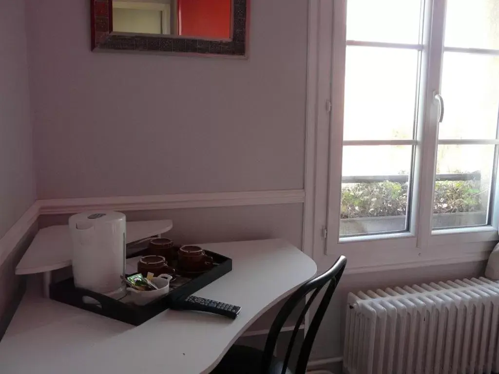 Double Room with Private Bathroom - single occupancy in Hôtel Le Hussard Double Room with Private Bathroom - single occupancy in Hôtel Le Hussard