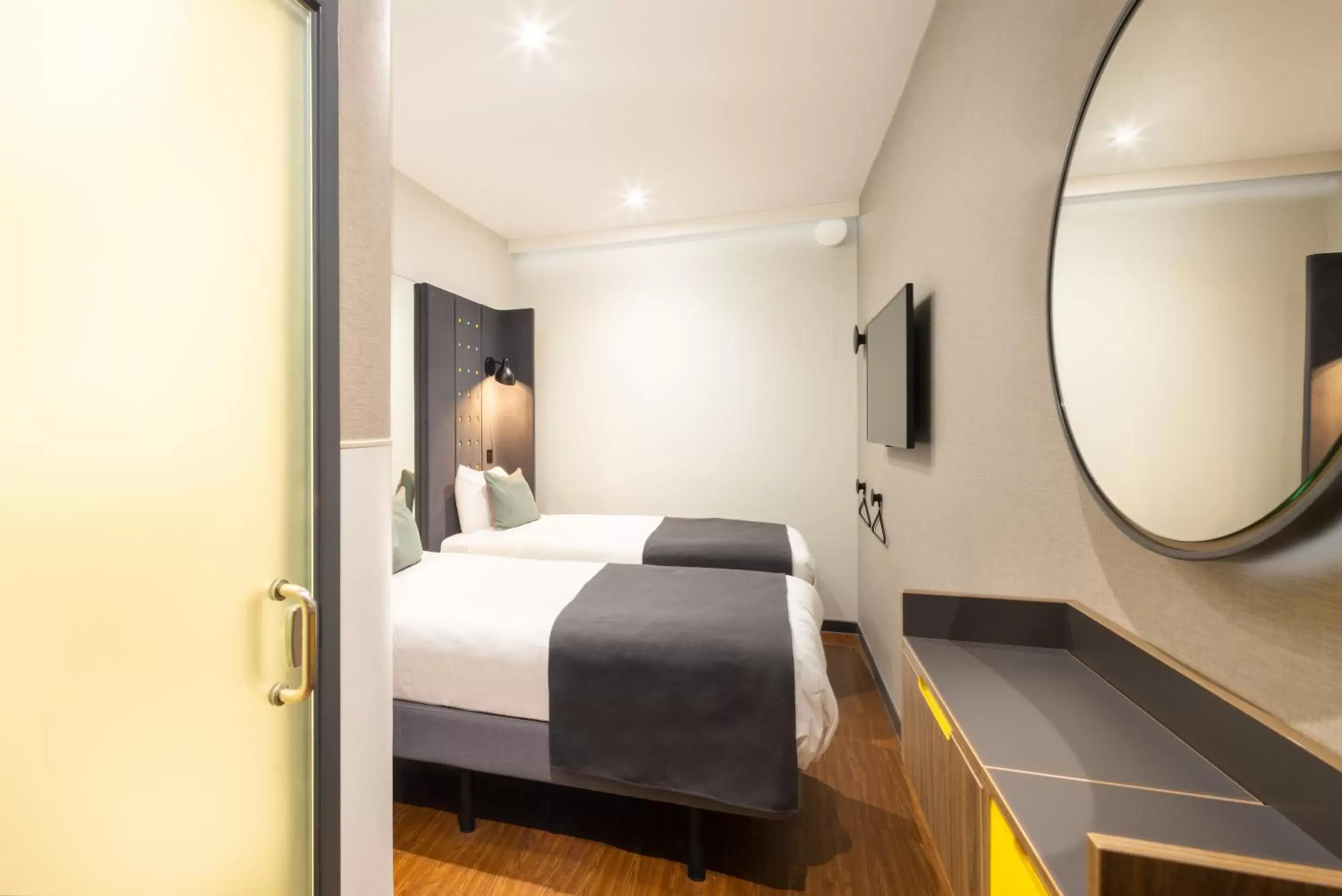 Cozy Twin Room no Window in Point A Hotel London Kings Cross – St Pancras Cozy Twin Room no Window in Point A Hotel London Kings Cross – St Pancras