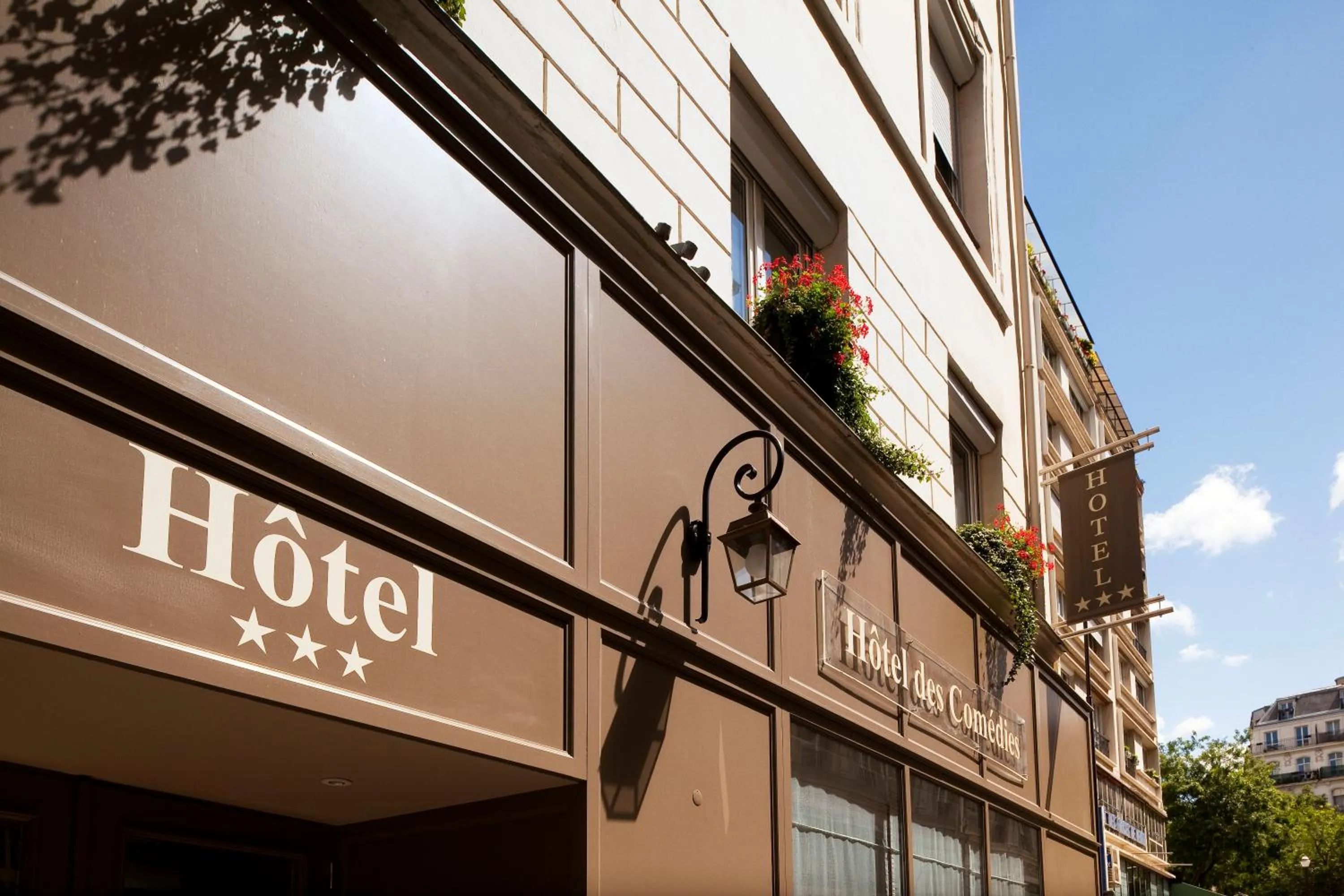 Facade/entrance in Hôtel des Comédies