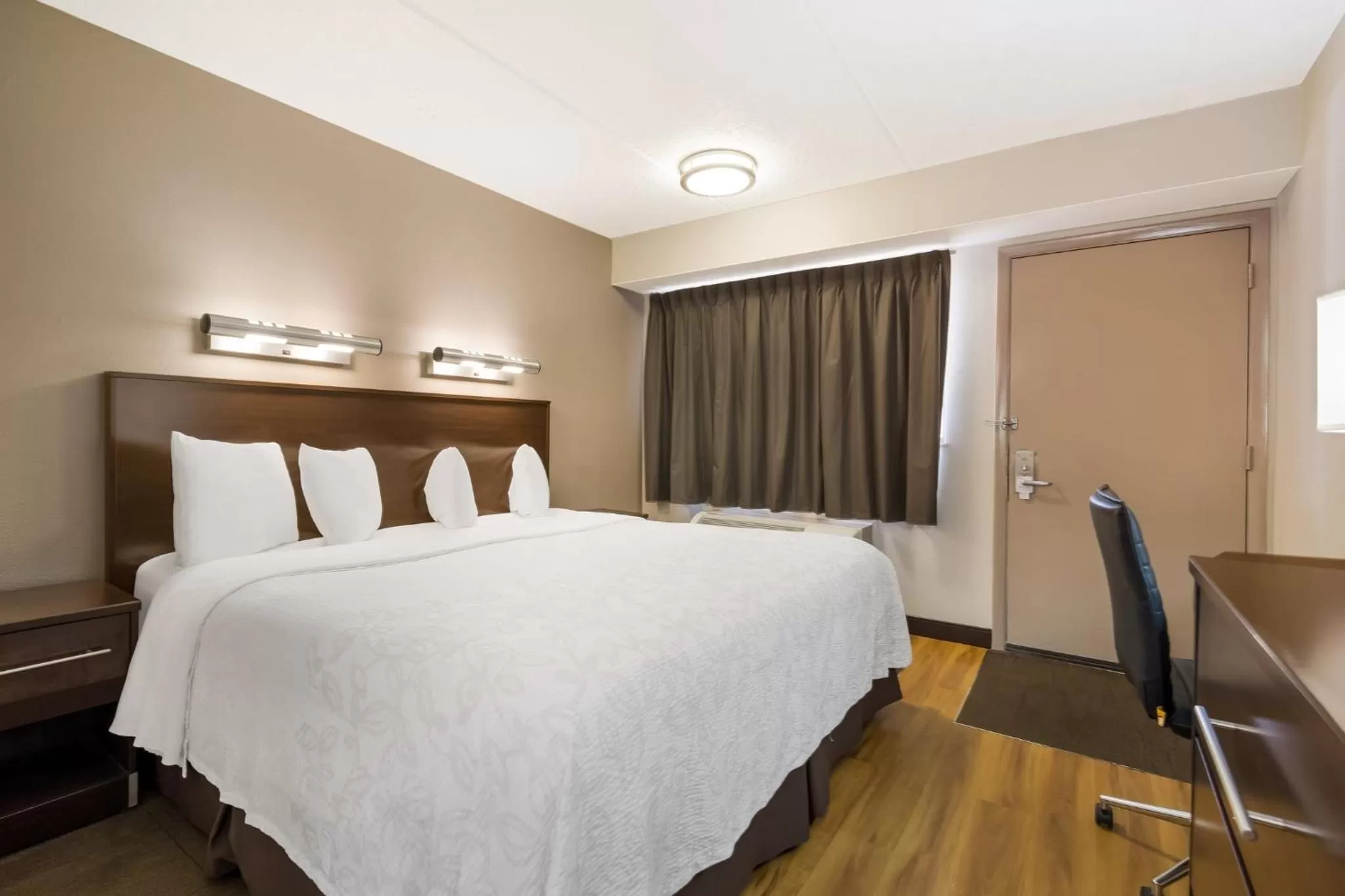 Photo of the whole room, Bed in Red Roof Inn PLUS+ Nashville Airport