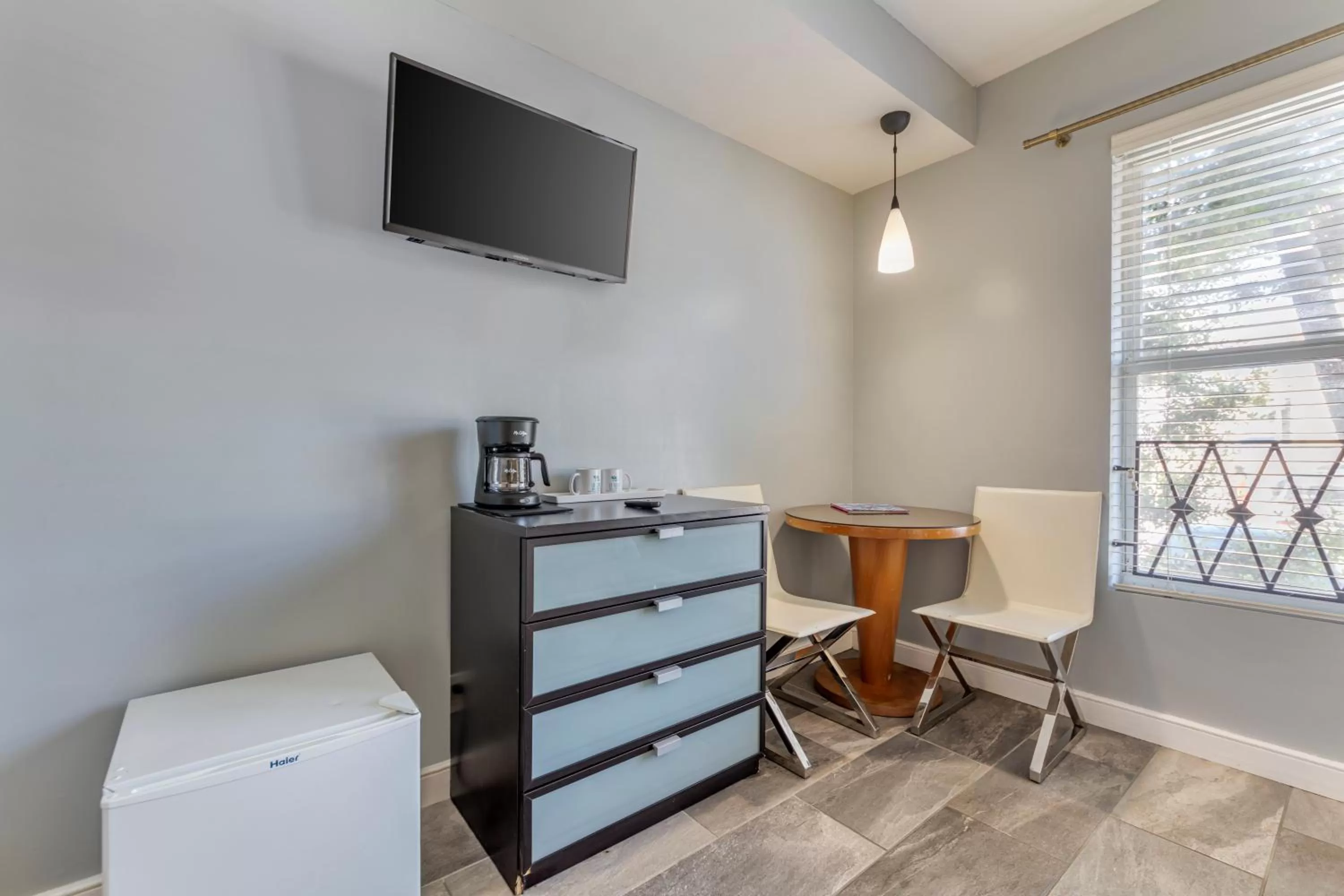 Seating area, TV/Entertainment Center in La Flora by LuxUrban