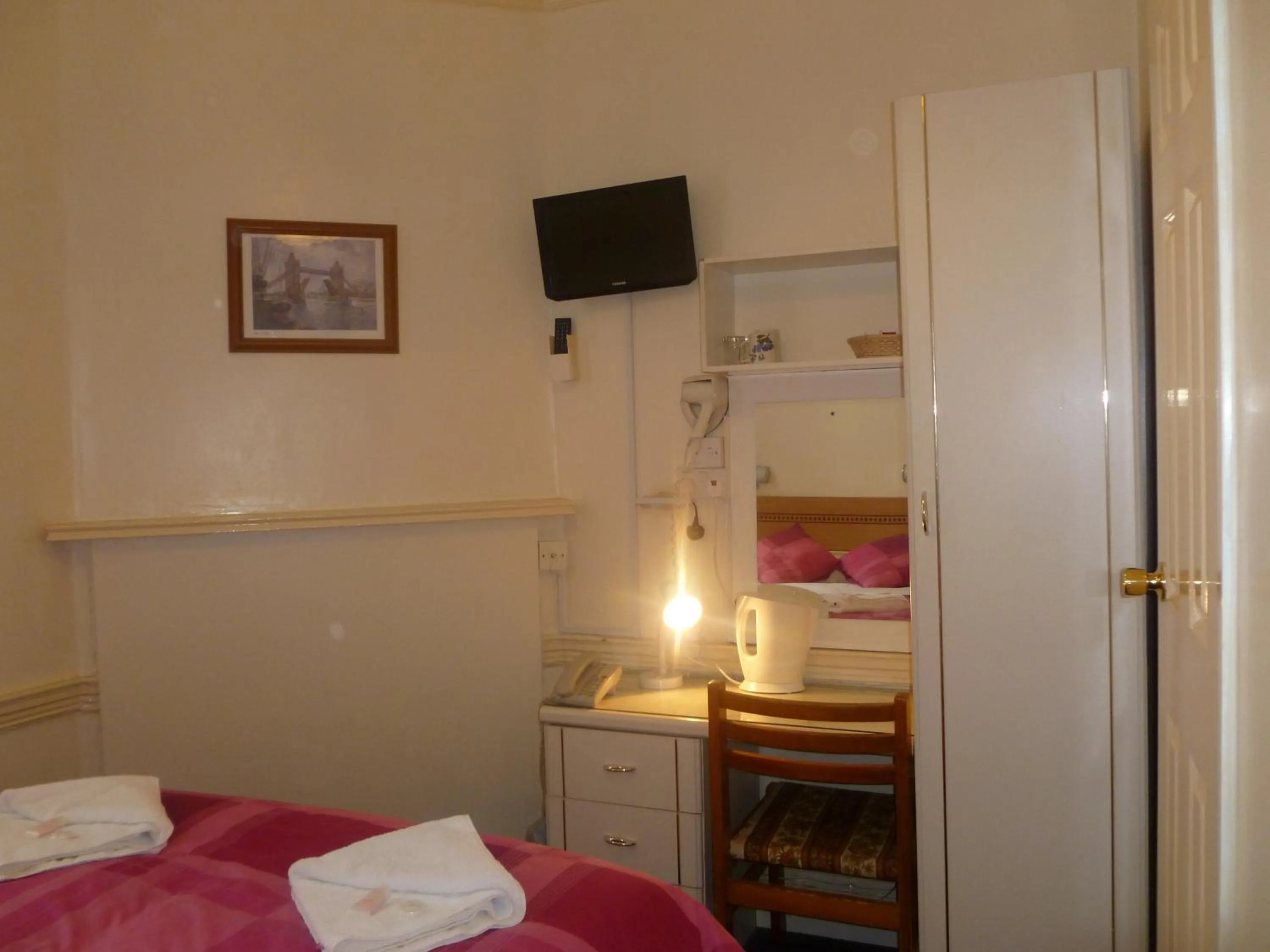 TV and multimedia, Bed in Guilford House Hotel