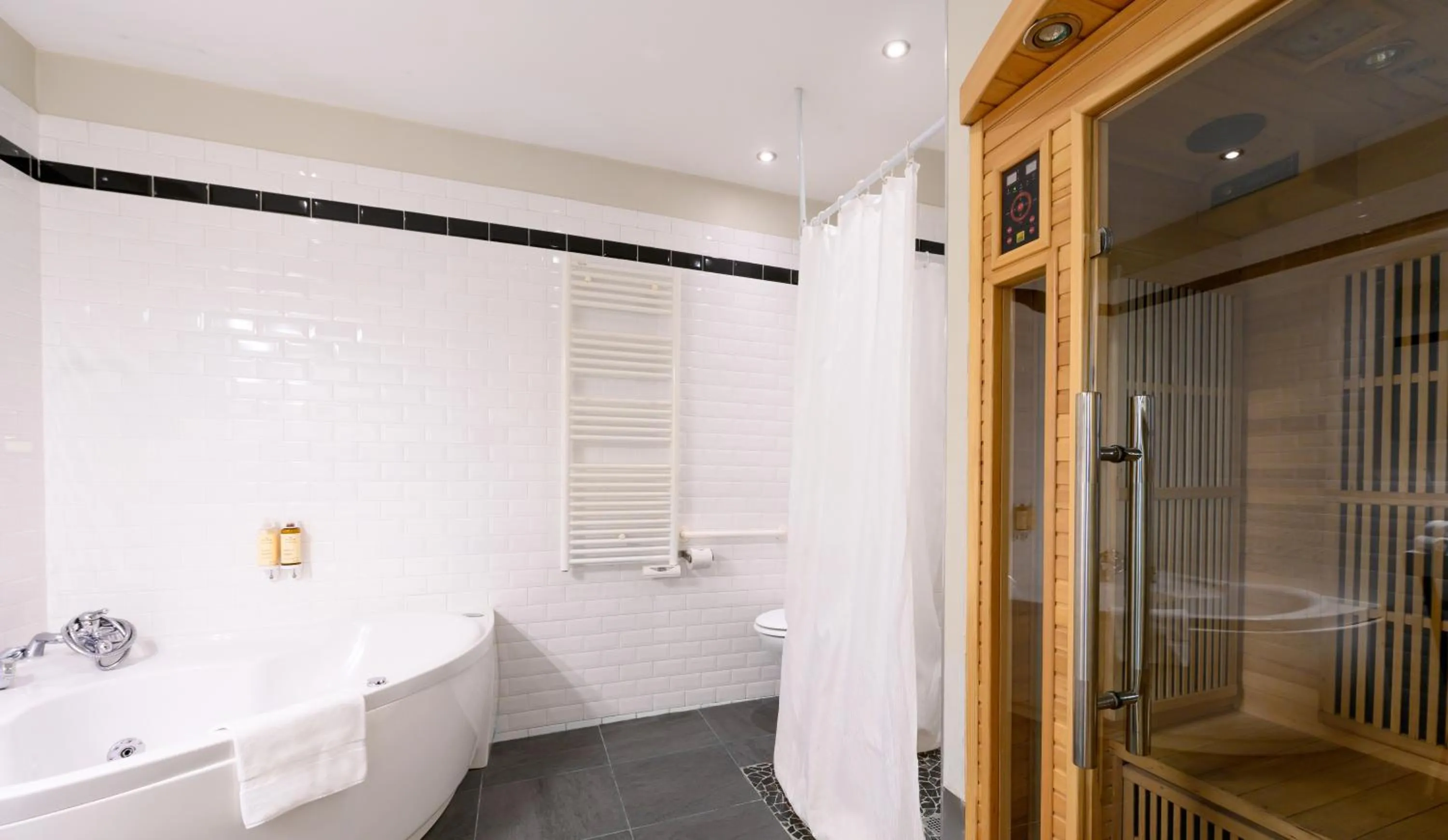 Shower in Hôtel Helzear Montparnasse