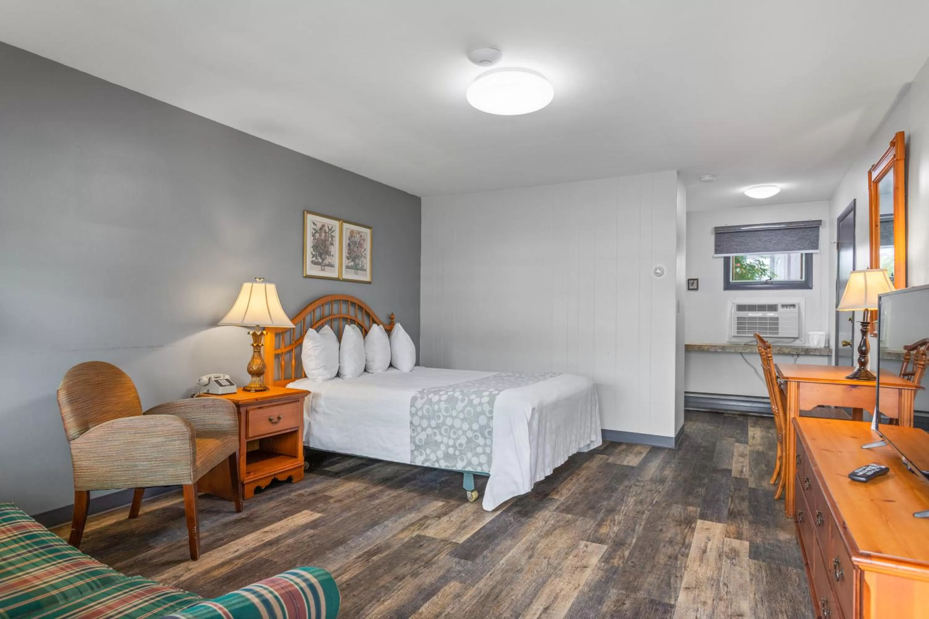 Photo of the whole room, Bed in Glass House Inn Erie Near I-90 & I-79