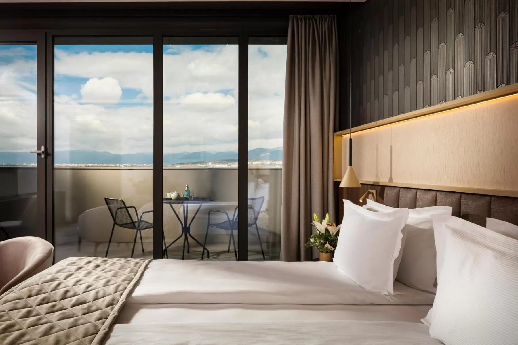 Bed in Kings' Valley Medical & Spa Hotel