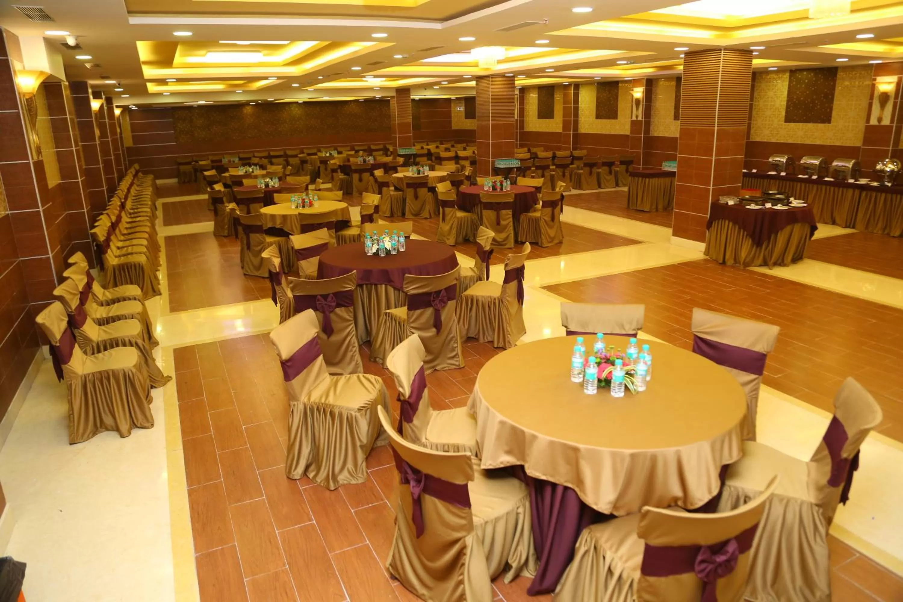 Restaurant/places to eat in Raaj Bhaavan Clarks Inn Chennai