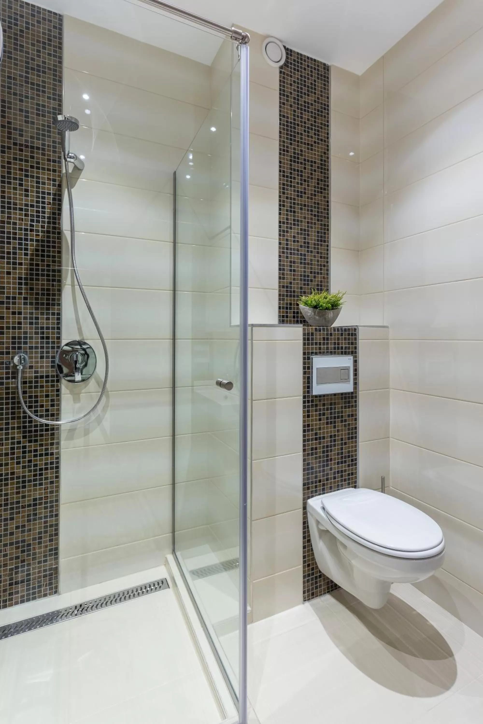 Shower in Outlet Hotel Polgár