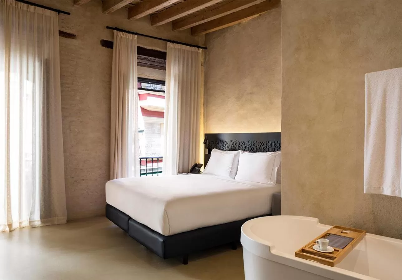 Bathroom, Bed in EME Catedral Mercer Hotel