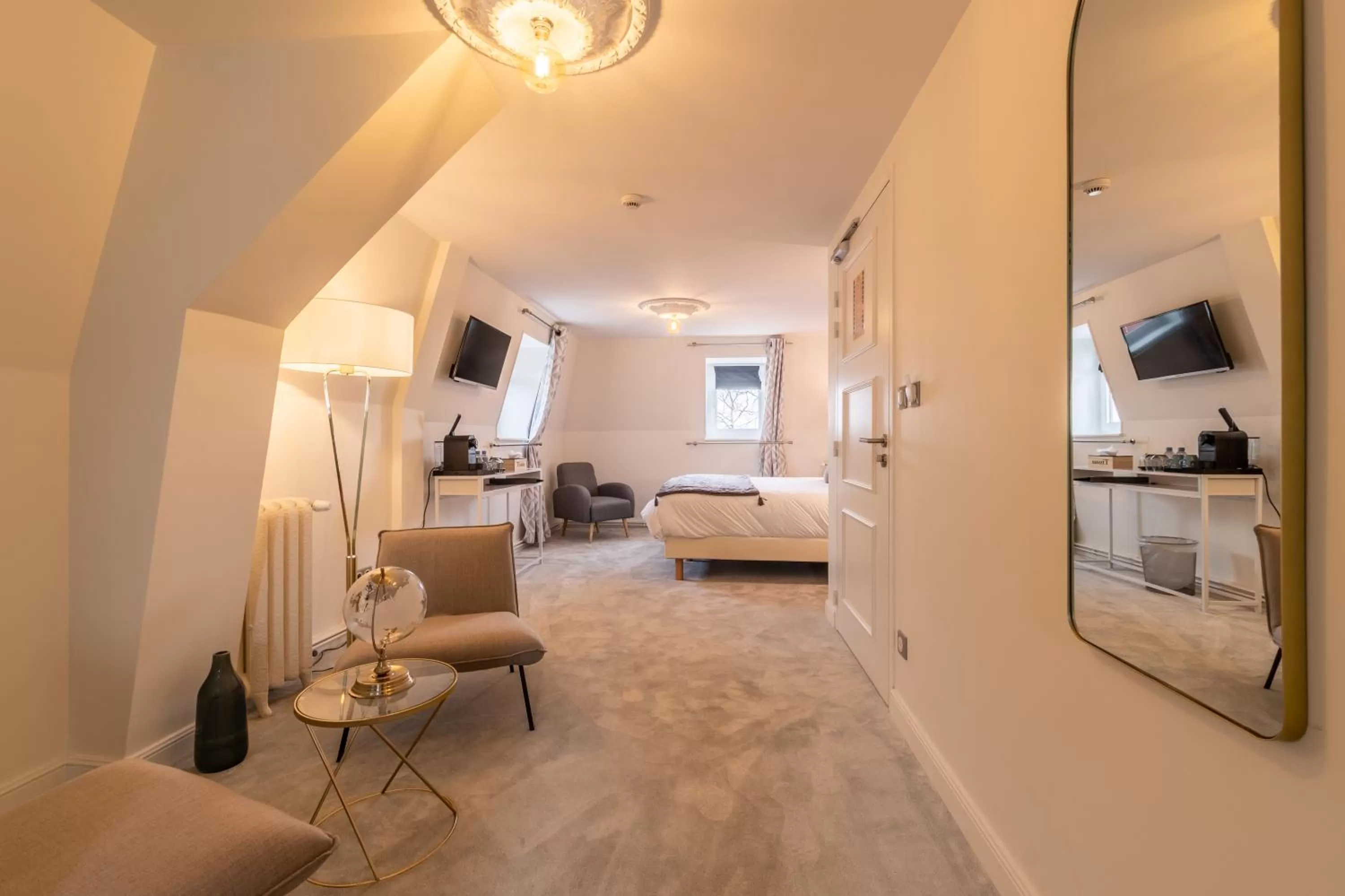 Property building, Bed in Hôtel Échappée en Baie - Parking privé gratuit dont forfaits bornes électriques réservable