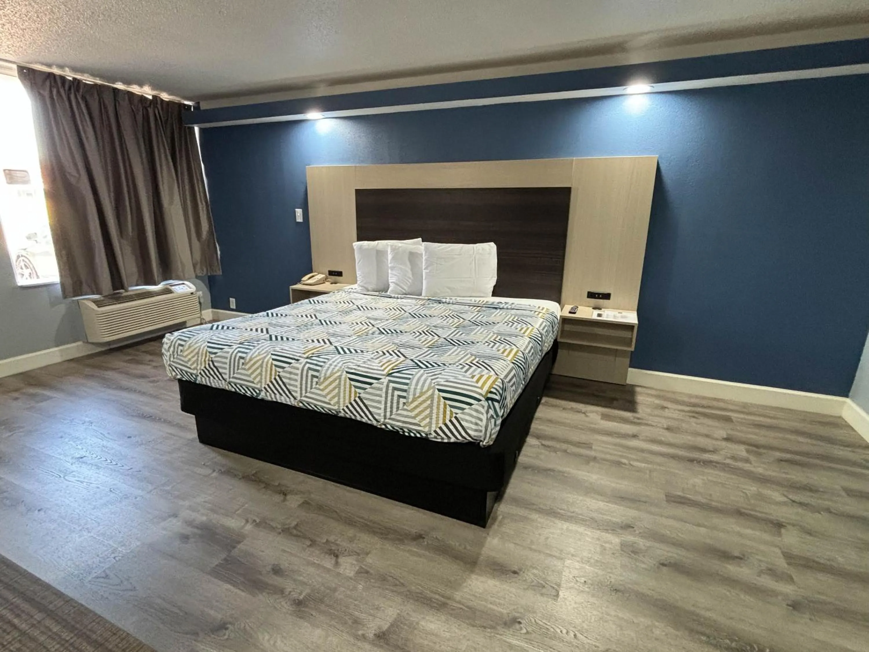 Bedroom, Bed in Studio 6 Suites Memphis, TN East Memphis