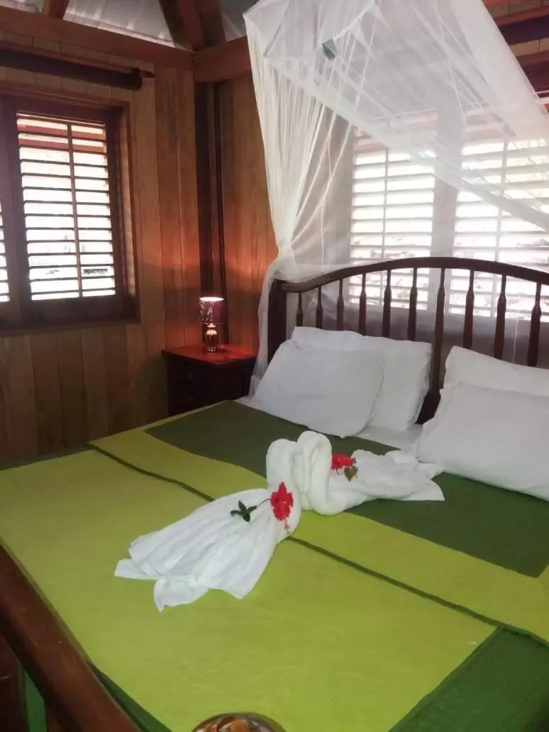 Photo of the whole room, Bed in Sun Creek Lodge