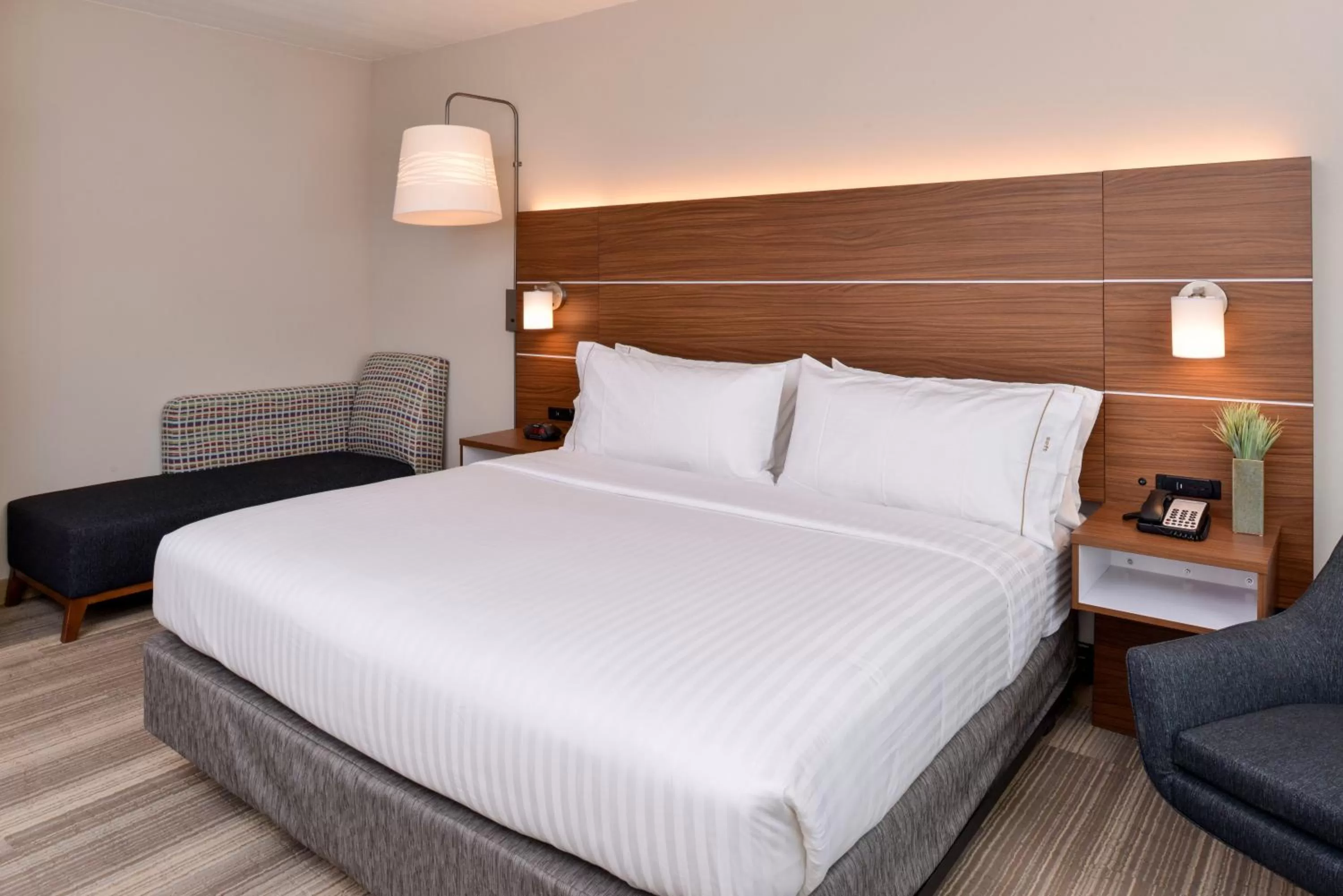 Photo of the whole room, Bed in Holiday Inn Express Melbourne West by IHG