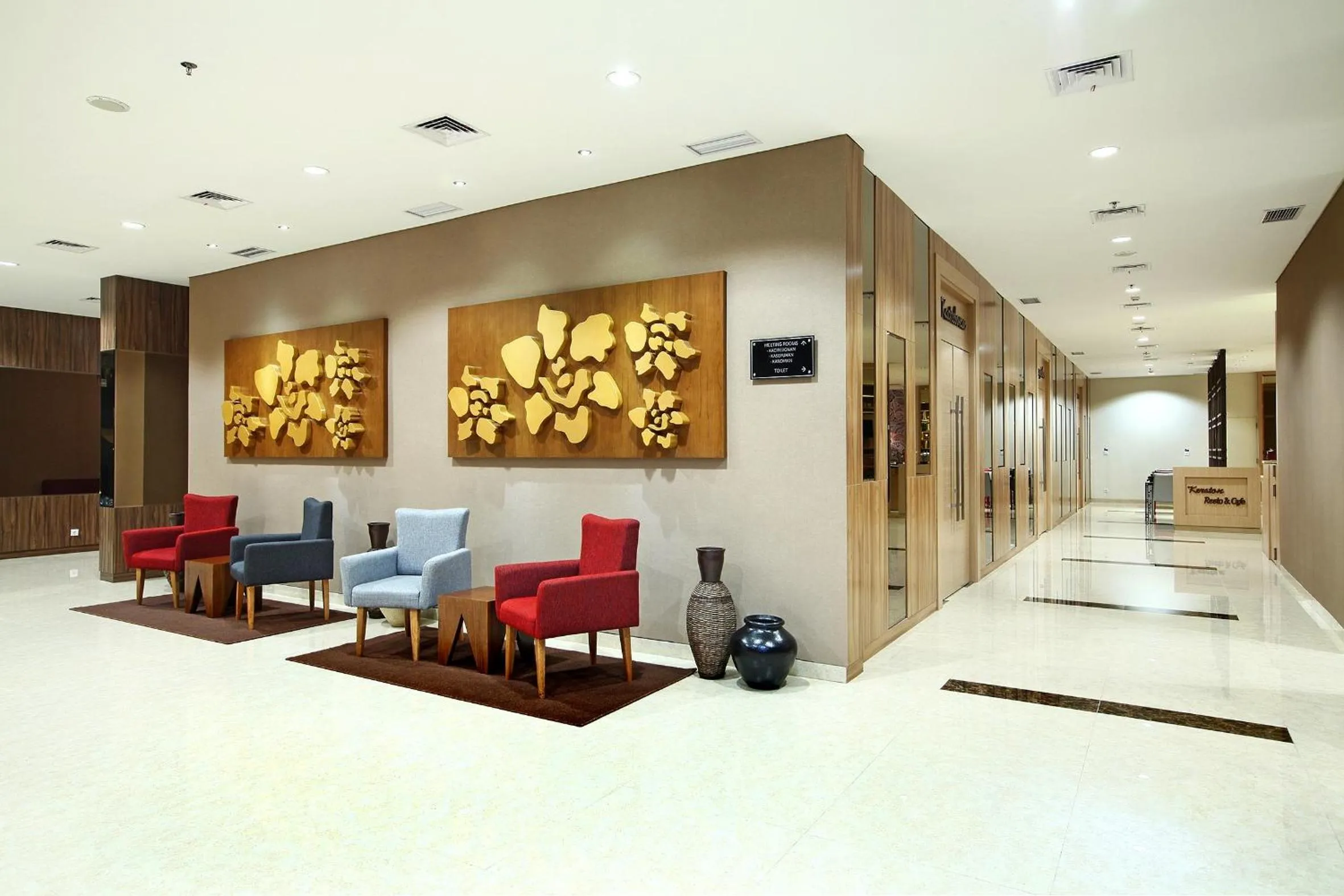 Lobby or reception in Hotel NEO Cirebon by ASTON