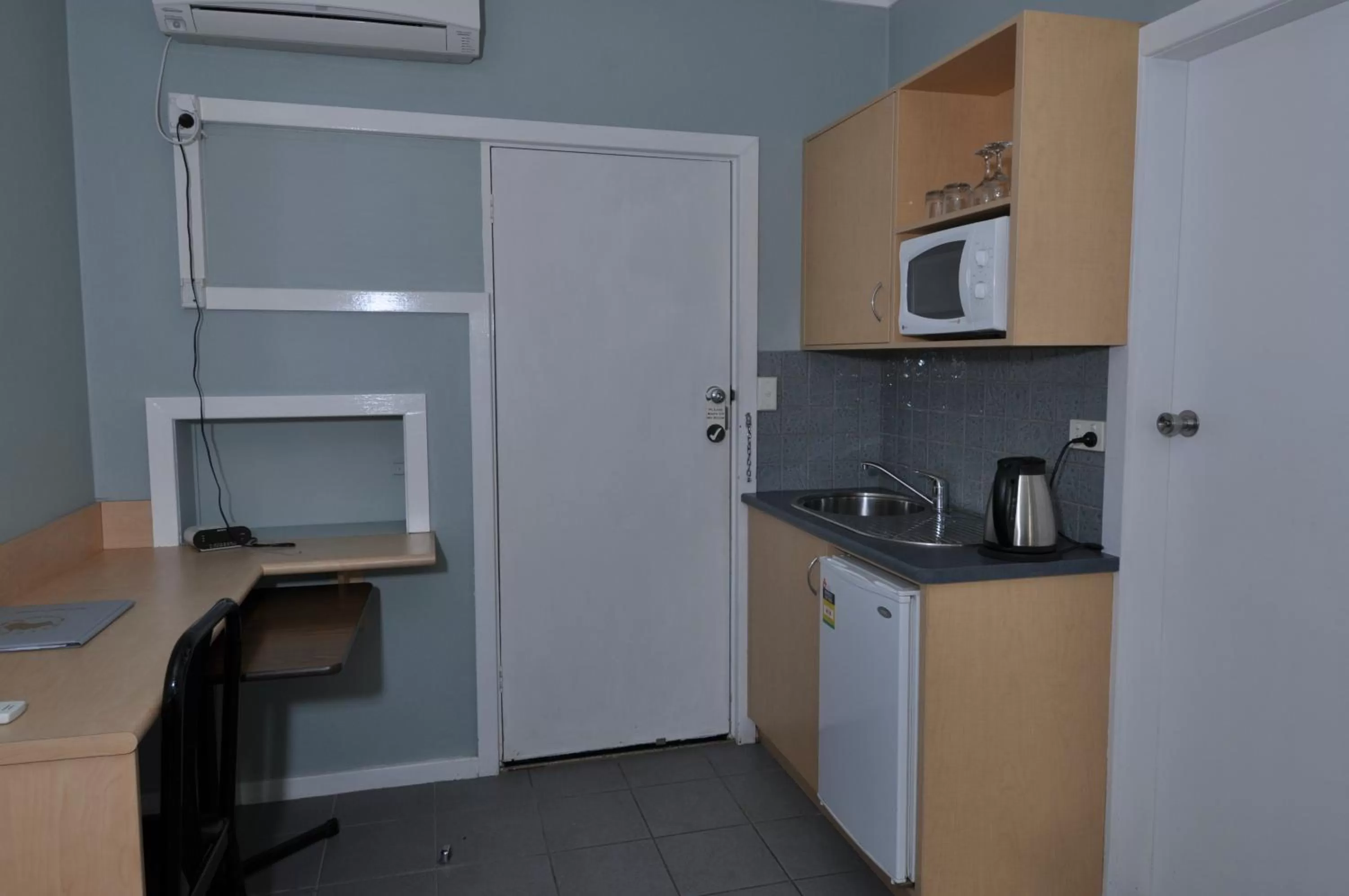 Kitchen or kitchenette in Poplars Inn Mittagong