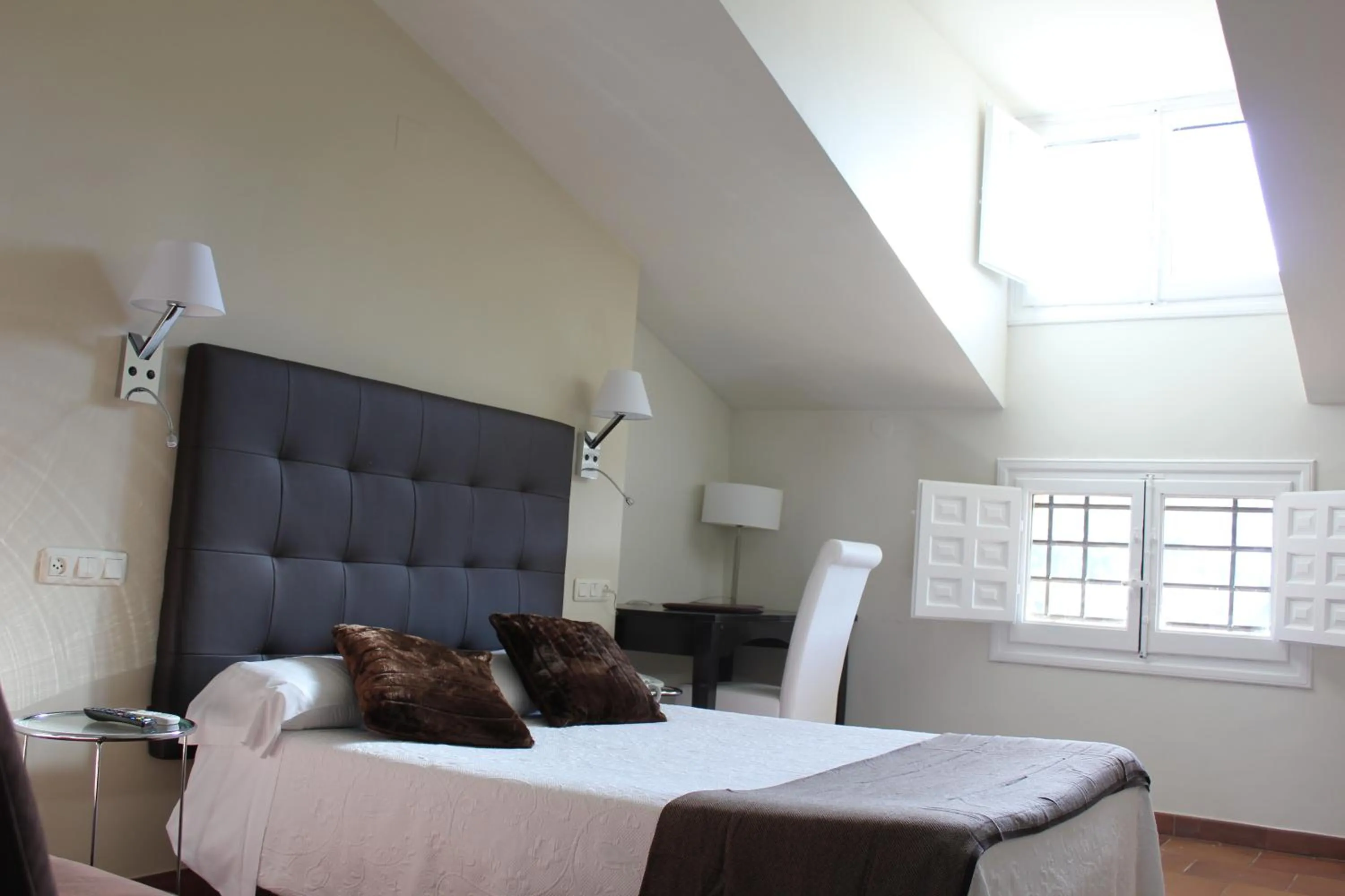 Bed in Hotel Leonor de Aquitania